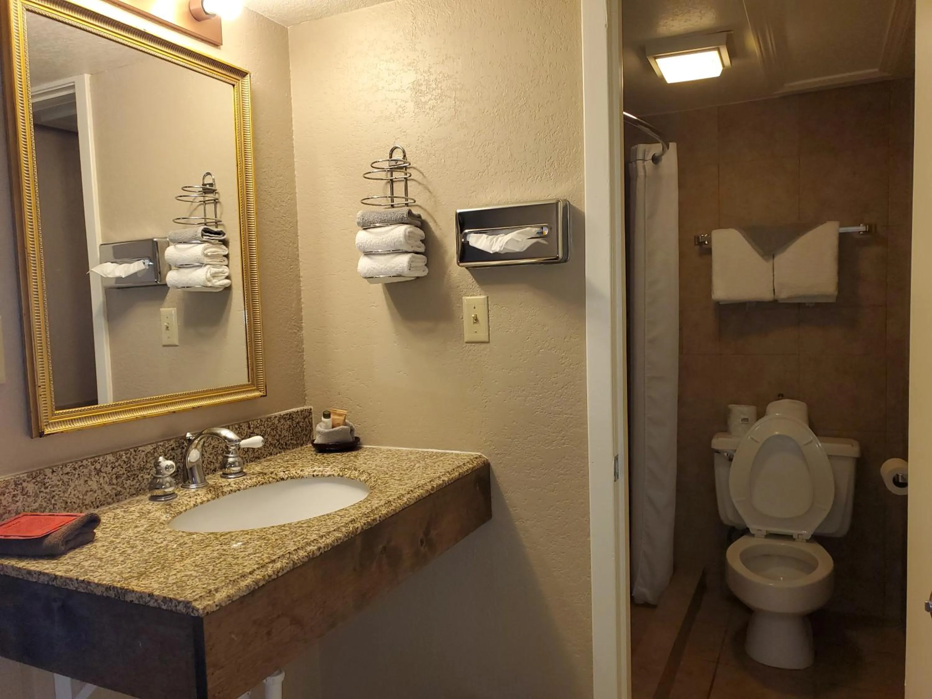 Shower in Kansas Country Inn