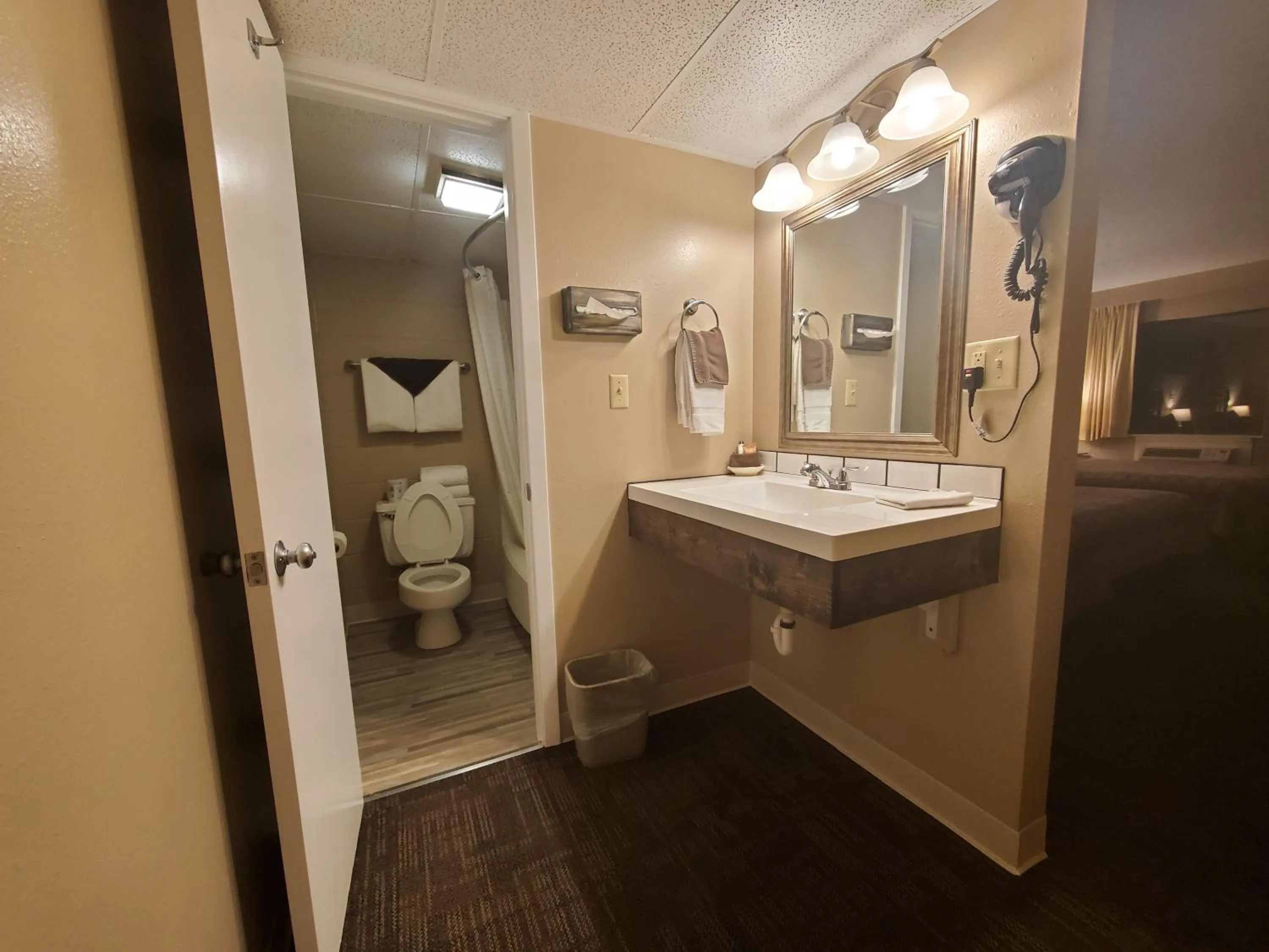 Bathroom in Kansas Country Inn