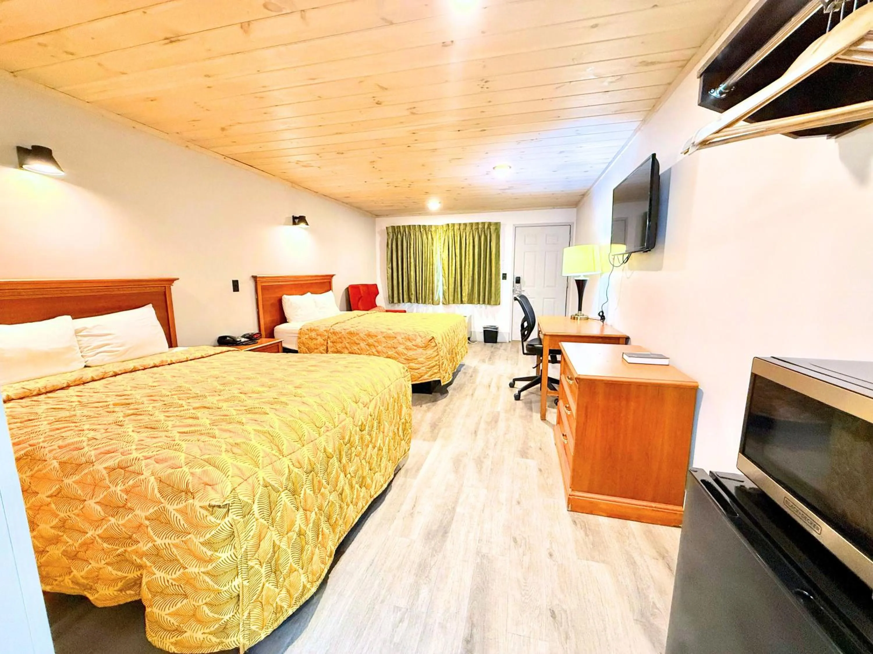 Photo of the whole room, Bed in Tennessee Mountain Lodge