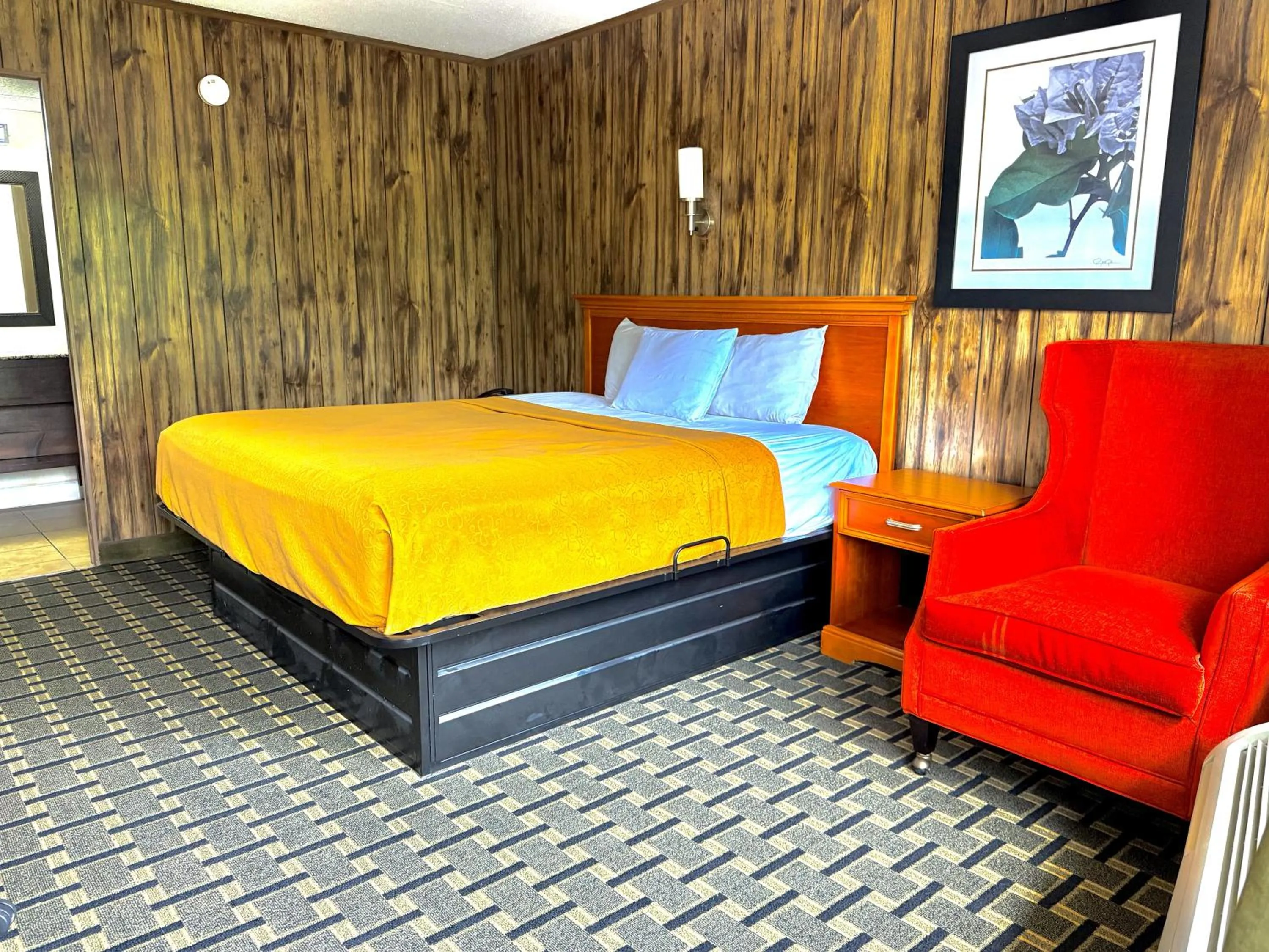Photo of the whole room, Bed in Tennessee Mountain Lodge
