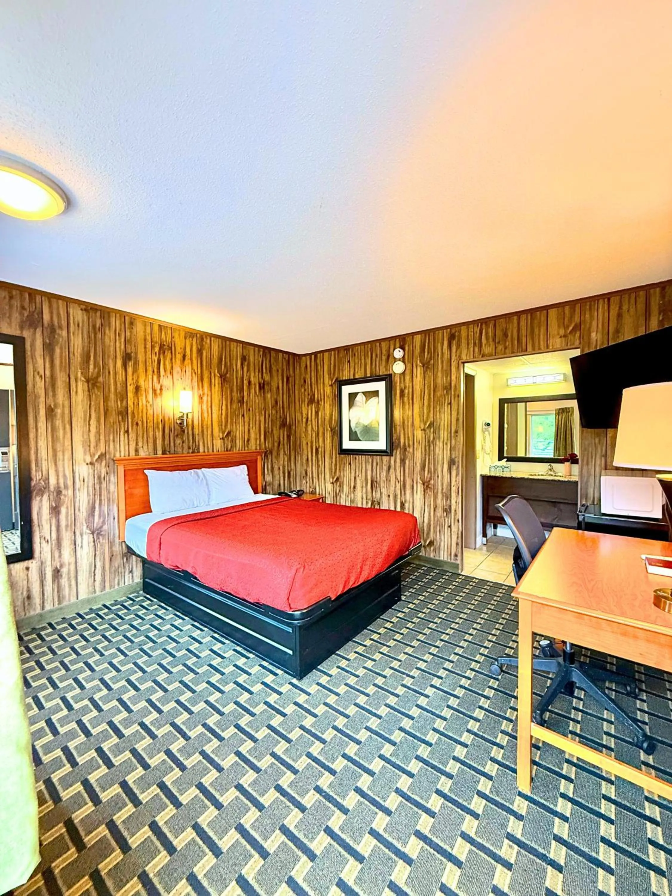 Photo of the whole room, Bed in Tennessee Mountain Lodge