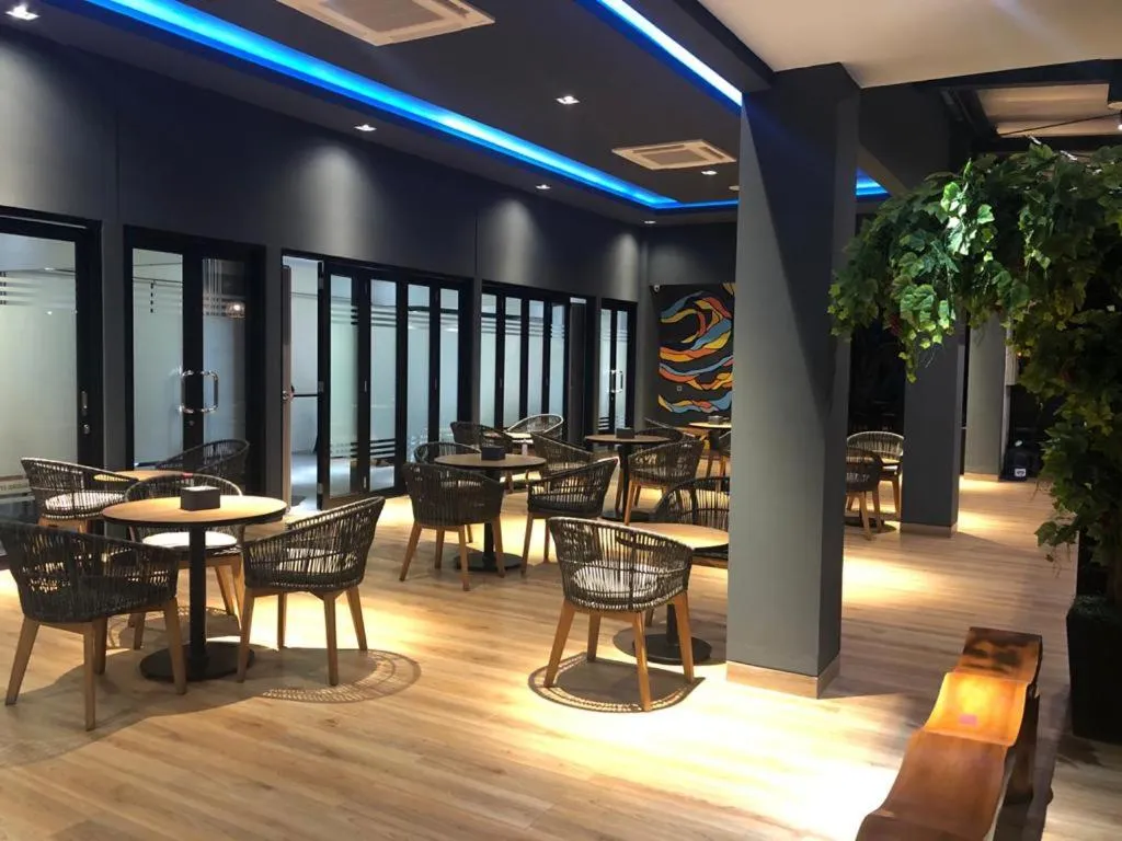 Restaurant/Places to Eat in Grand Caman hotel