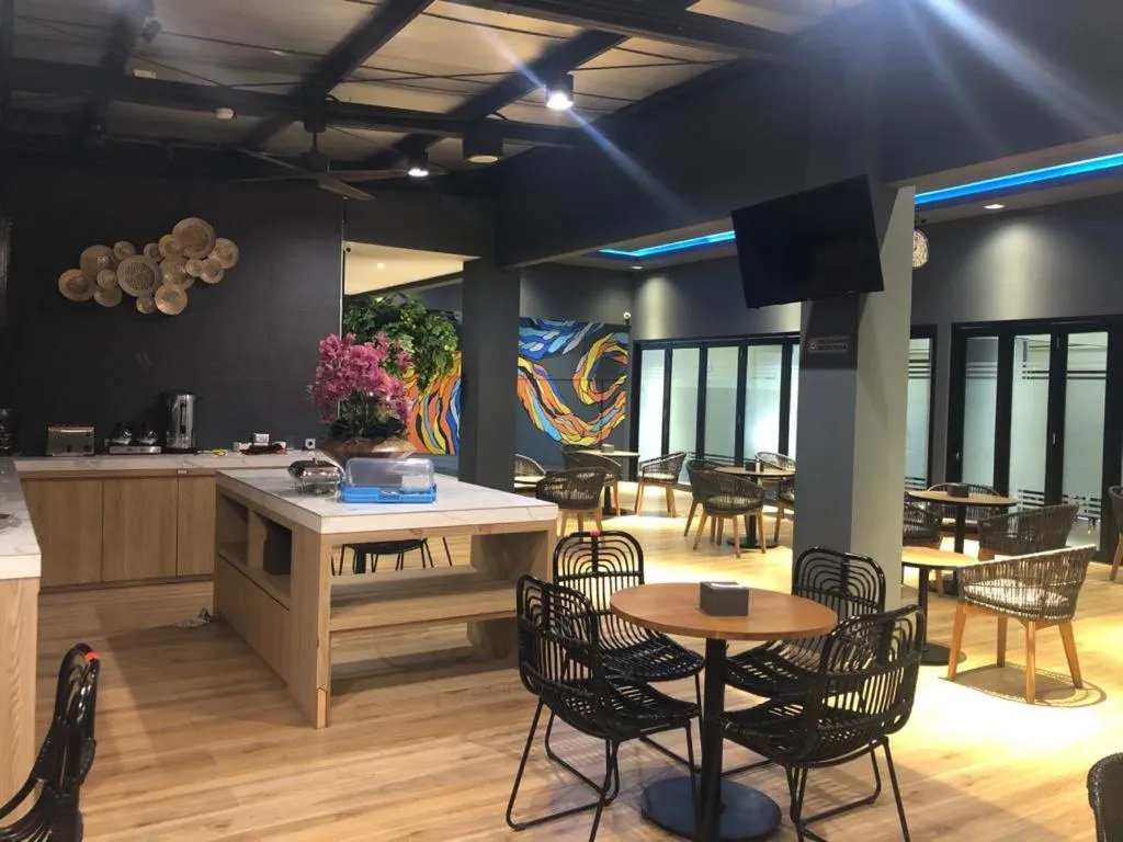 Restaurant/Places to Eat in Grand Caman hotel