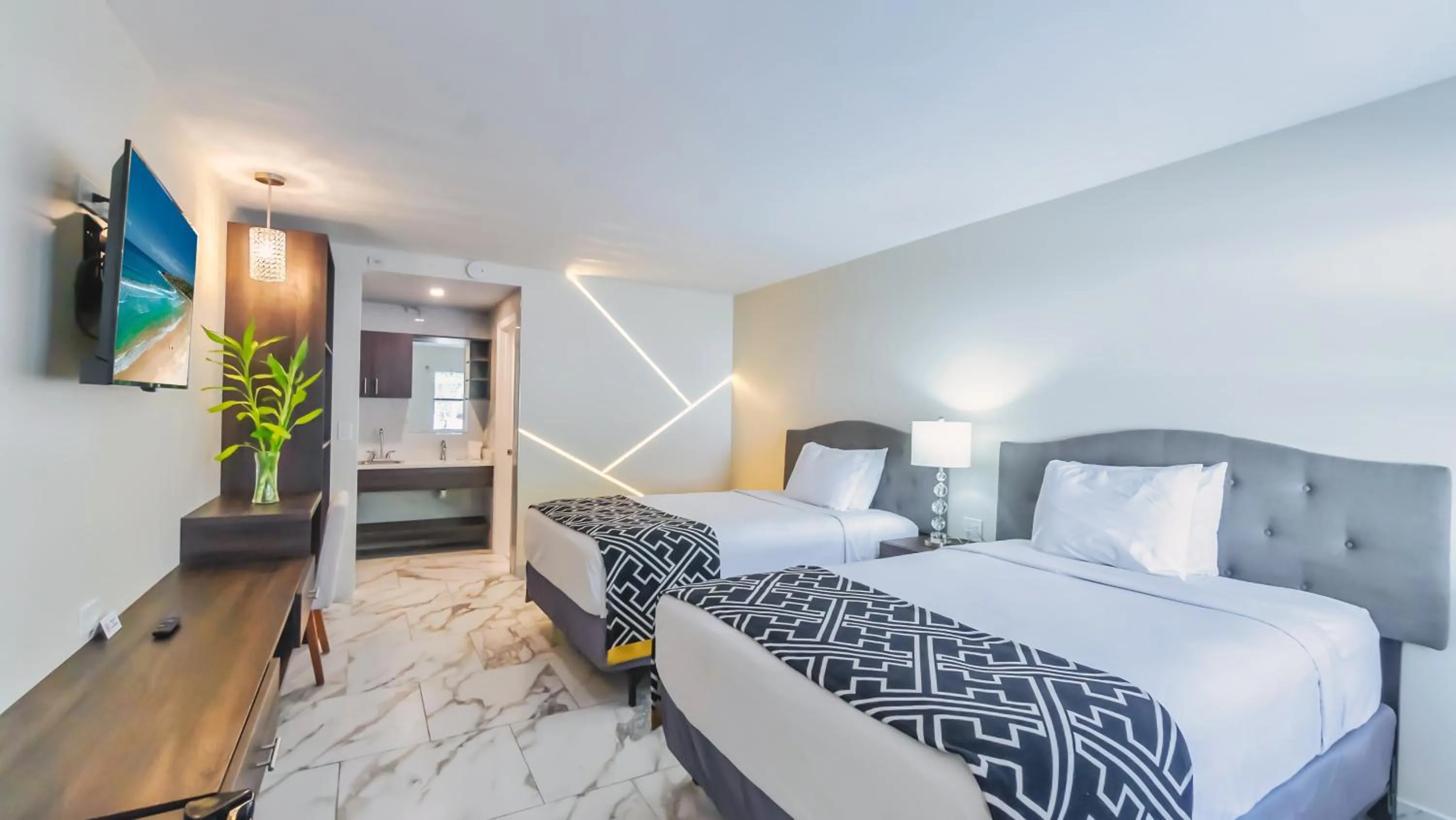 Bedroom, Bed in Sunshine Inn