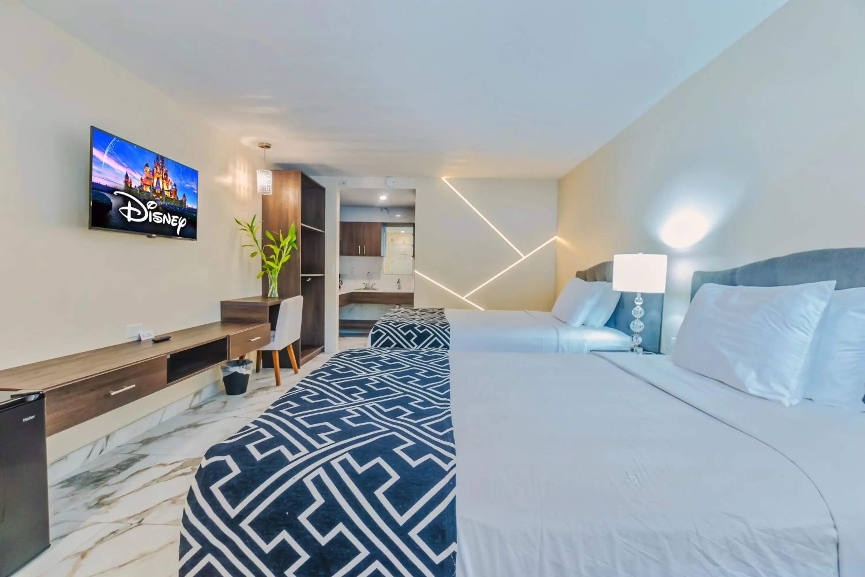 Bedroom, Bed in Sunshine Inn