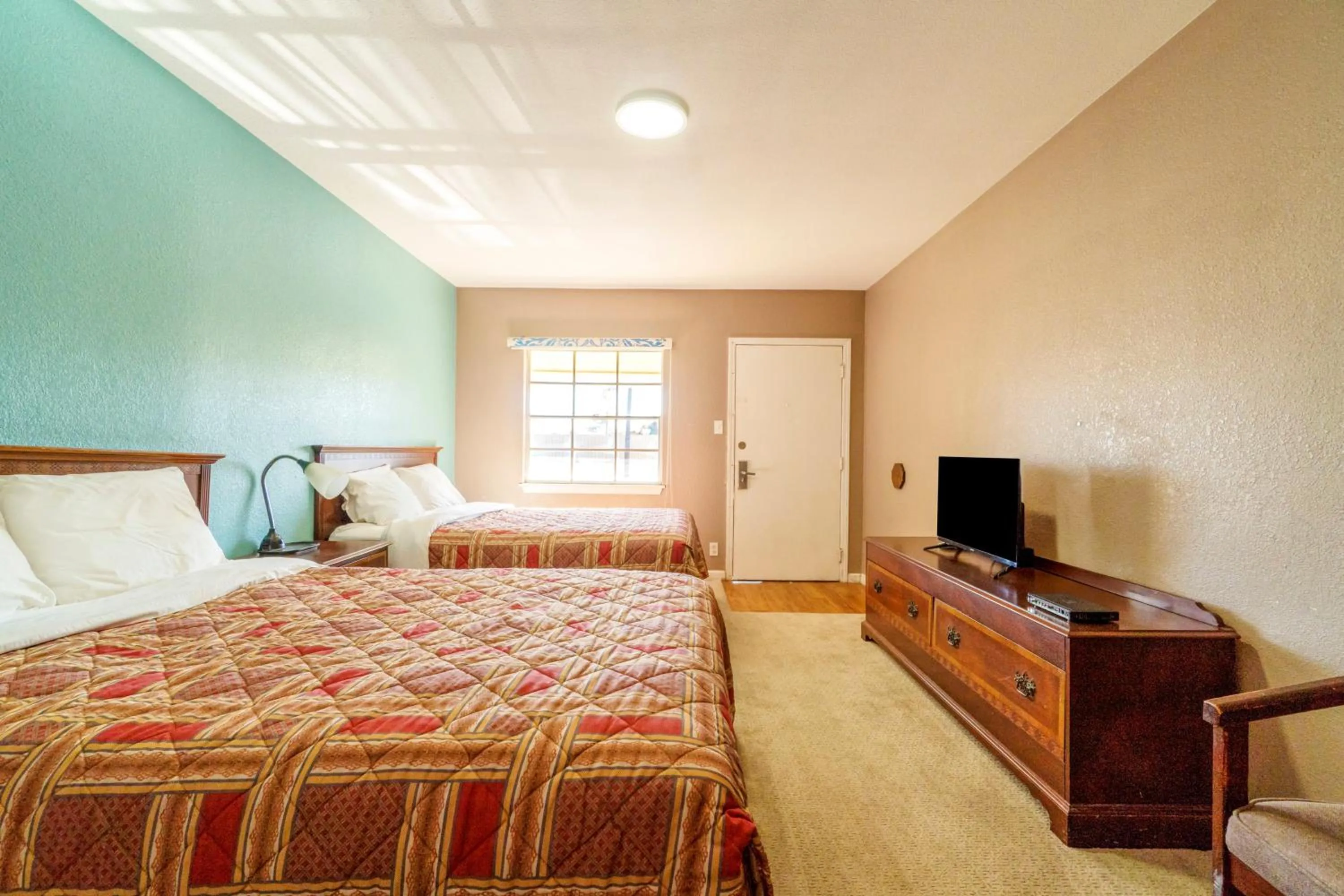 Bedroom, Bed in Woodfield Inn & Suites Hotel O, Yoakum TX 111