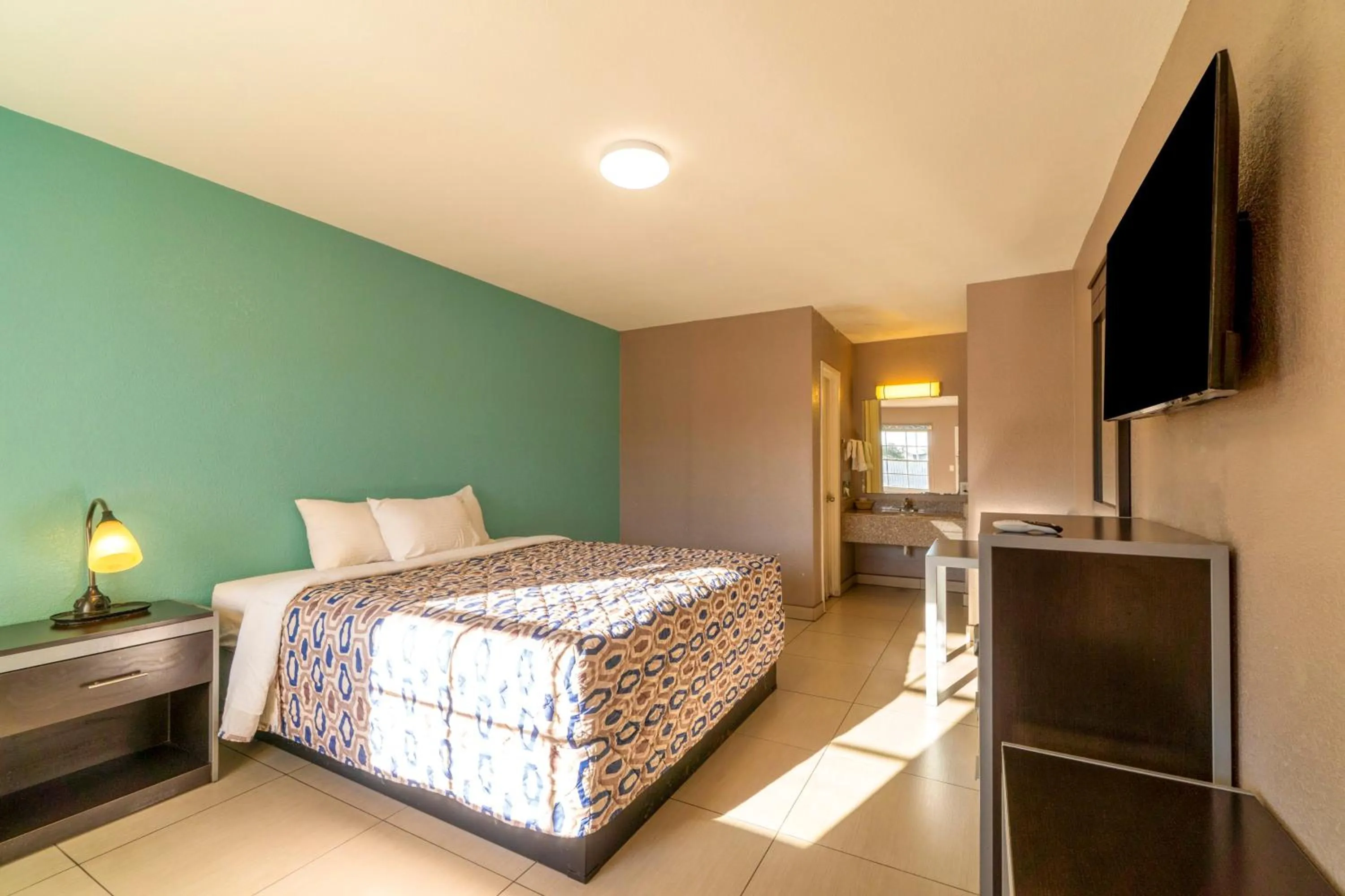 Bedroom, Bed in Woodfield Inn & Suites Hotel O, Yoakum TX 111