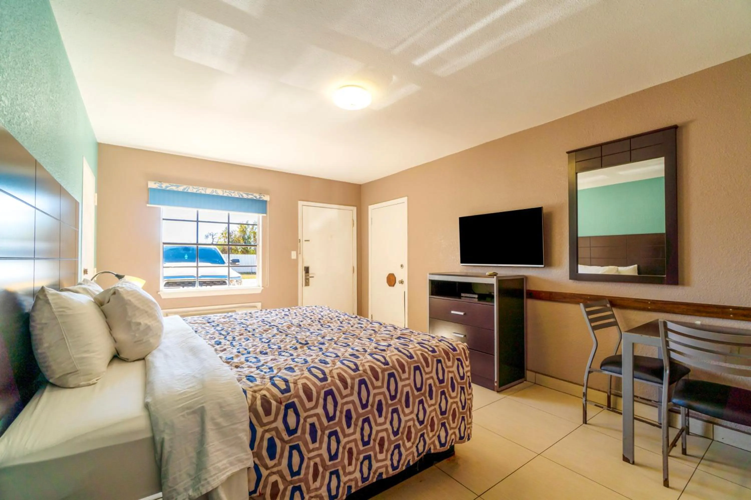 Bedroom, Bed in Woodfield Inn & Suites Hotel O, Yoakum TX 111