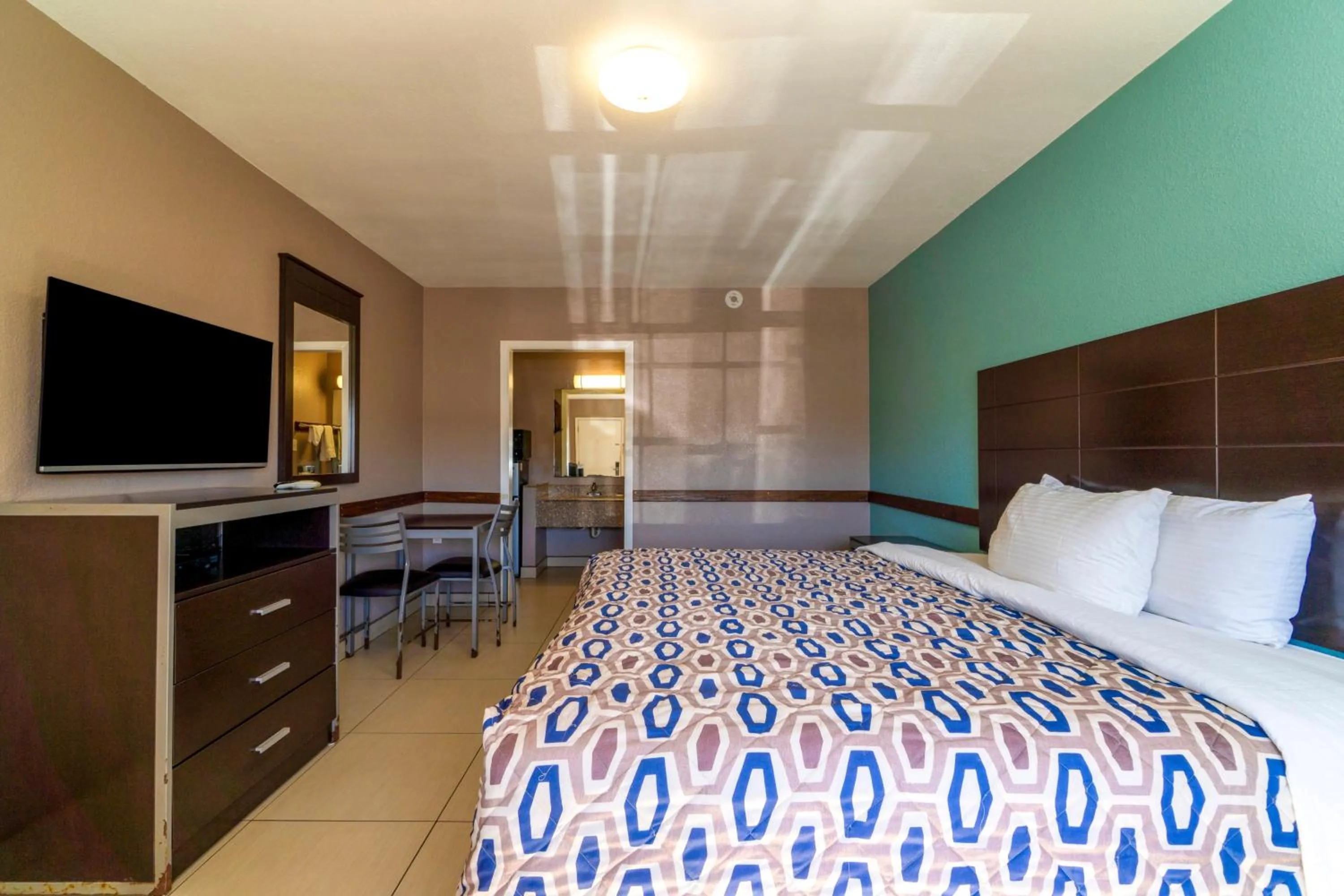 Bedroom, Bed in Woodfield Inn & Suites Hotel O, Yoakum TX 111