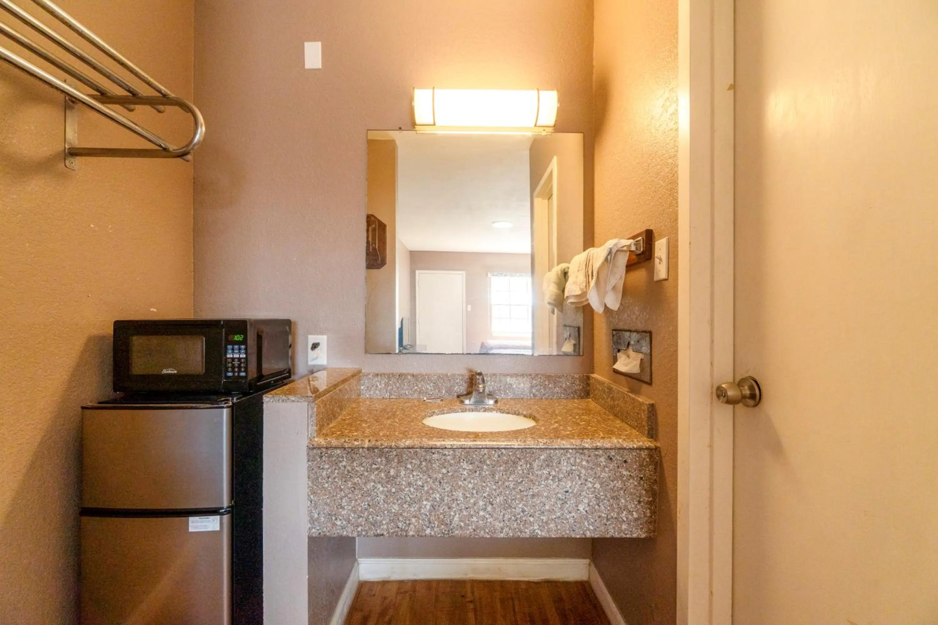 Bathroom in Woodfield Inn & Suites Hotel O, Yoakum TX 111