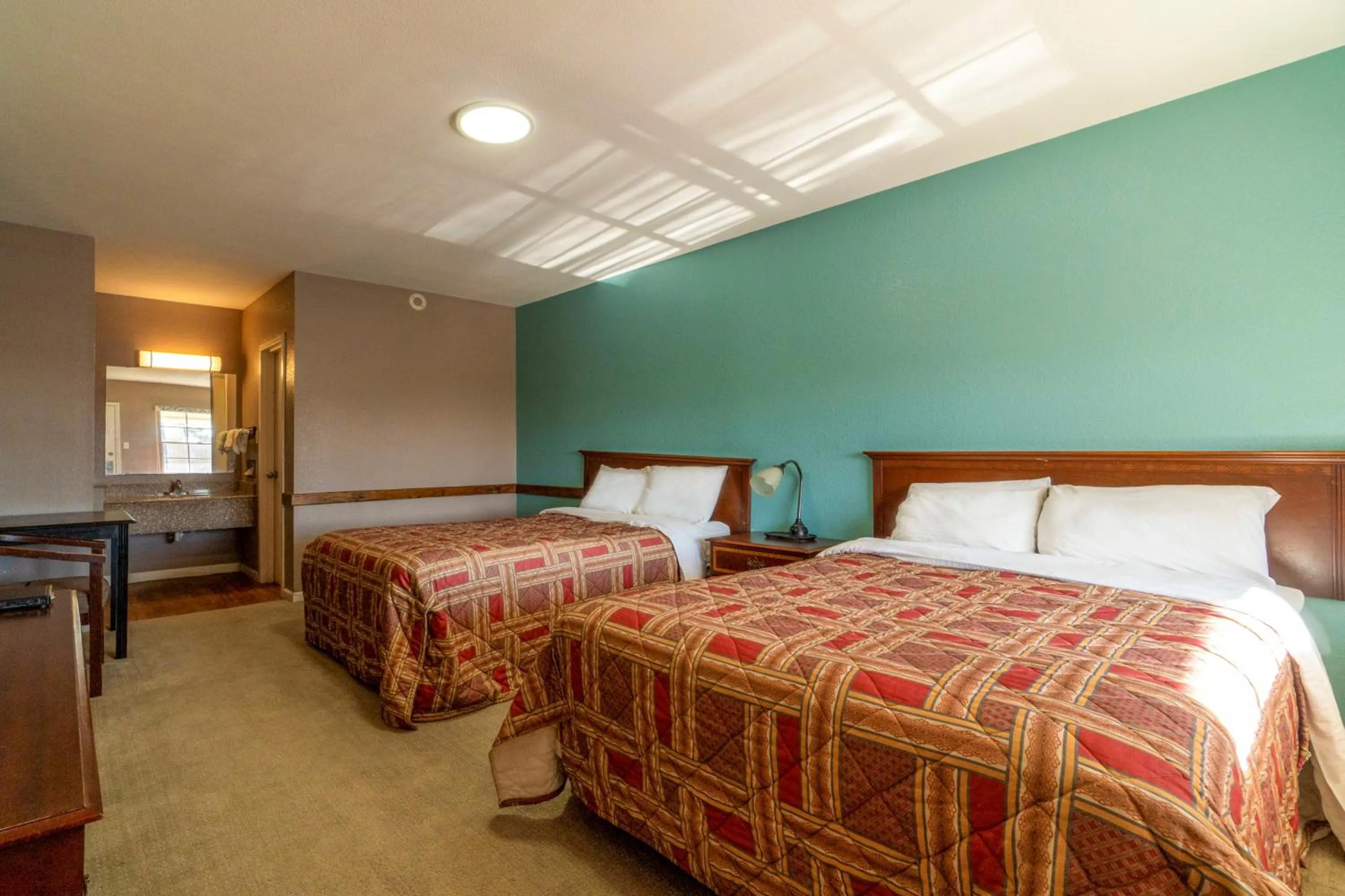 Bedroom, Bed in Woodfield Inn & Suites Hotel O, Yoakum TX 111