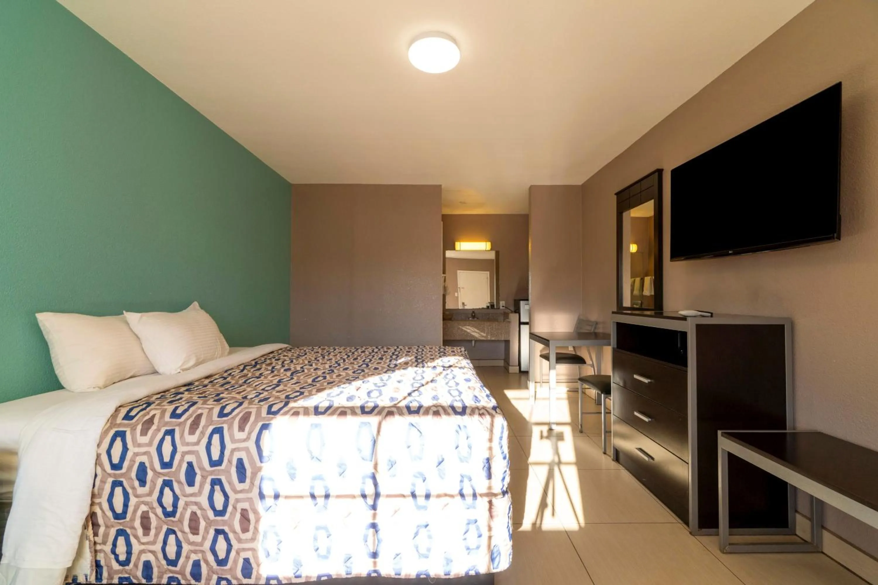 Bedroom, Bed in Woodfield Inn & Suites Hotel O, Yoakum TX 111