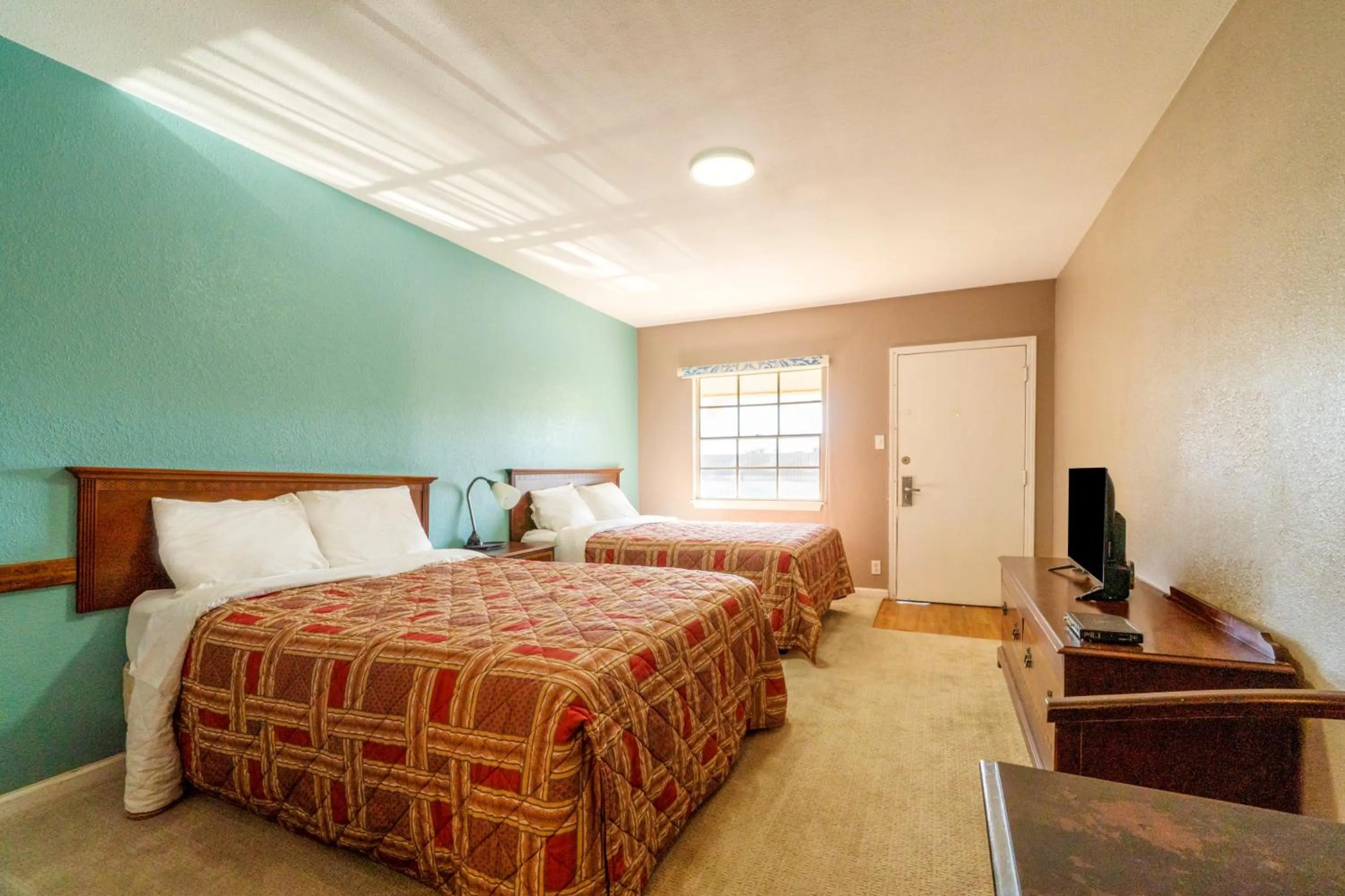 Bedroom, Bed in Woodfield Inn & Suites Hotel O, Yoakum TX 111