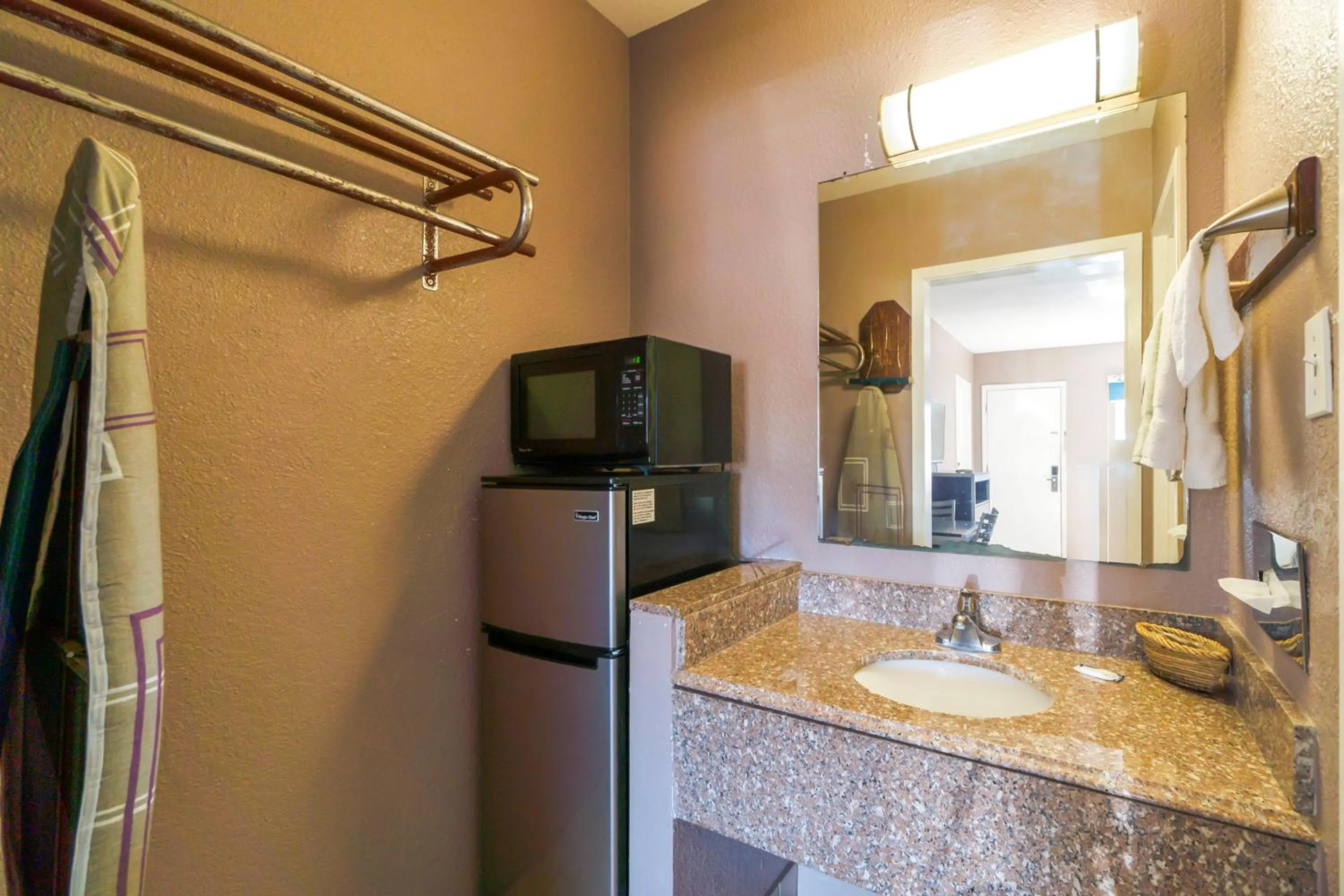 Bathroom in Woodfield Inn & Suites Hotel O, Yoakum TX 111