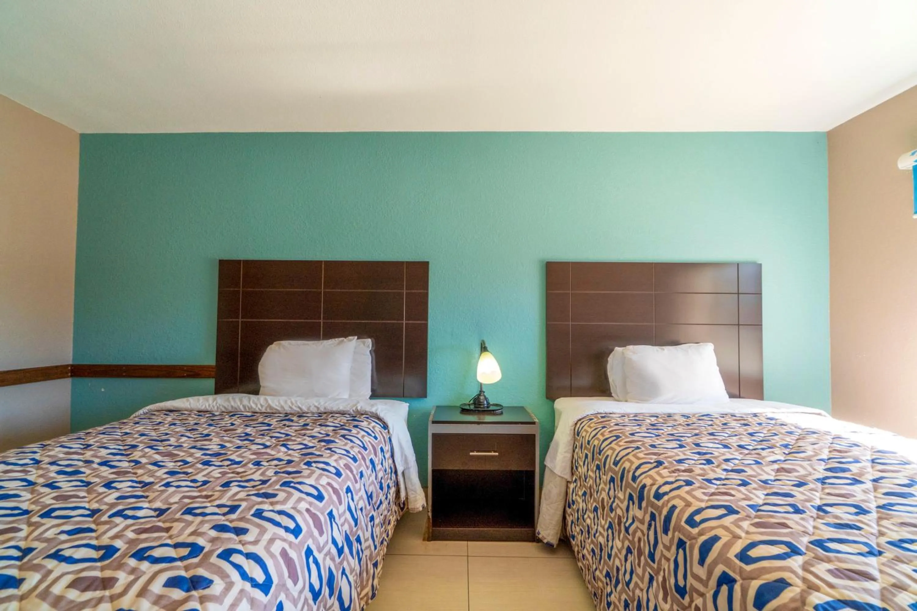 Bedroom, Bed in Woodfield Inn & Suites Hotel O, Yoakum TX 111