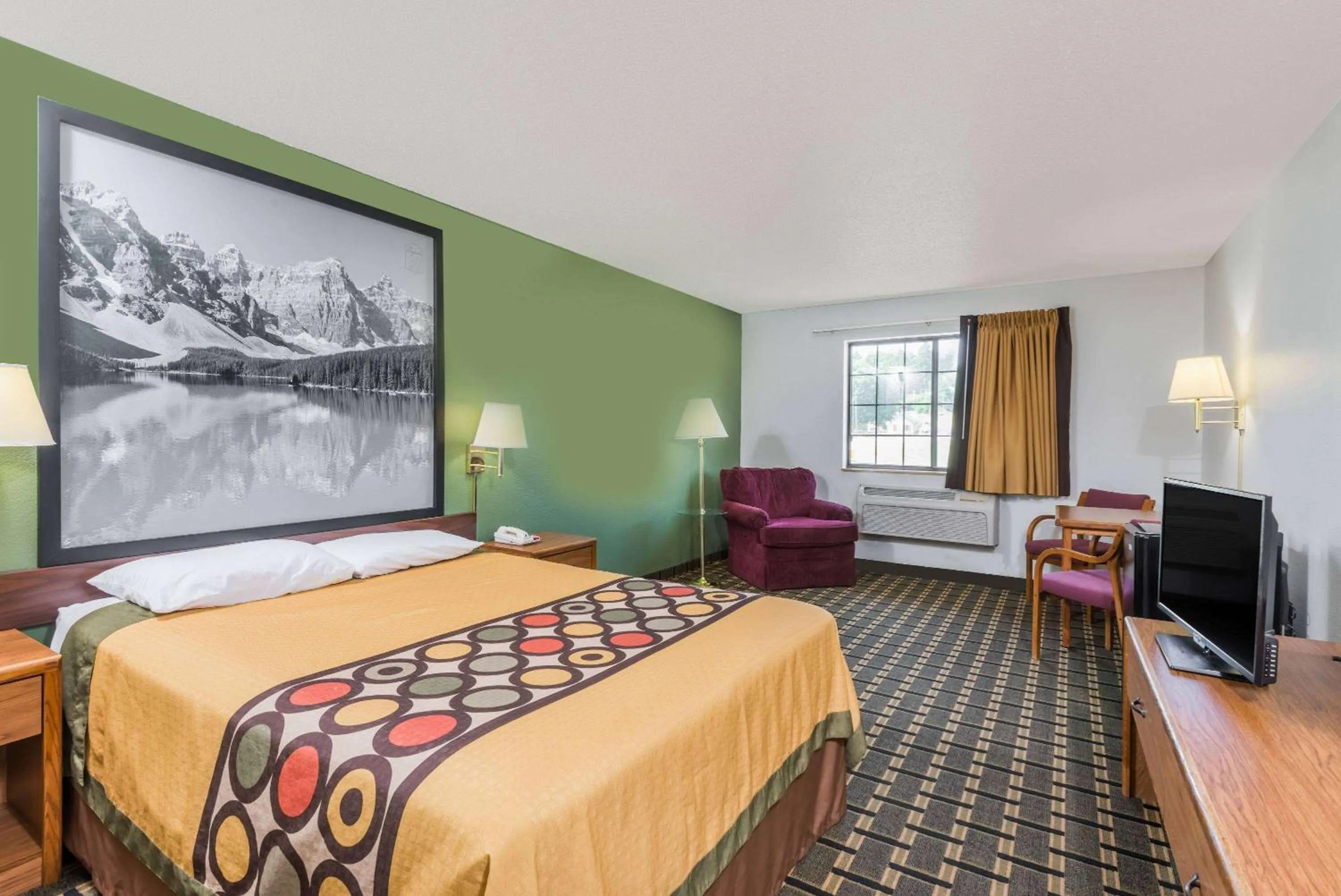 Photo of the whole room, Bed in Super 8 by Wyndham Coshocton Roscoe Village