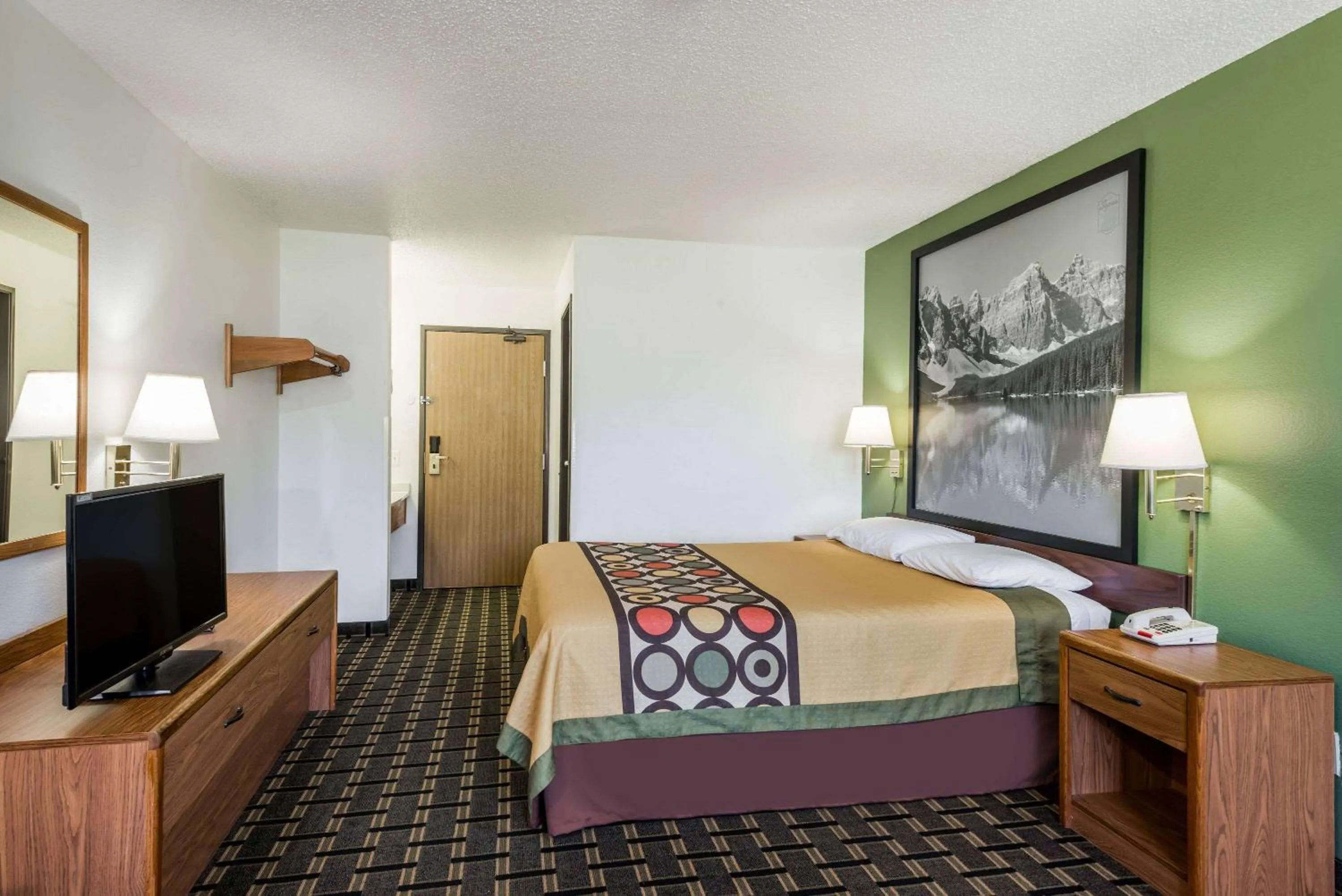 Photo of the whole room, Bed in Super 8 by Wyndham Coshocton Roscoe Village