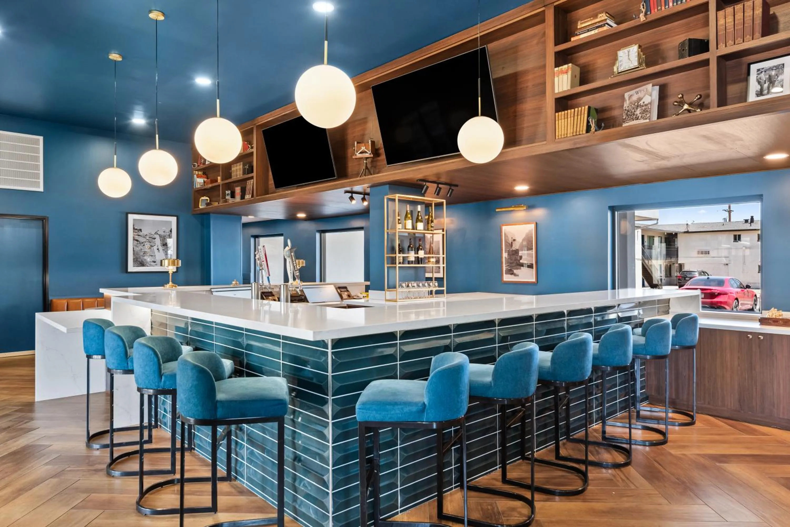 Lounge or bar in The Ellsworth Hotel, an Ascend Collection Hotel