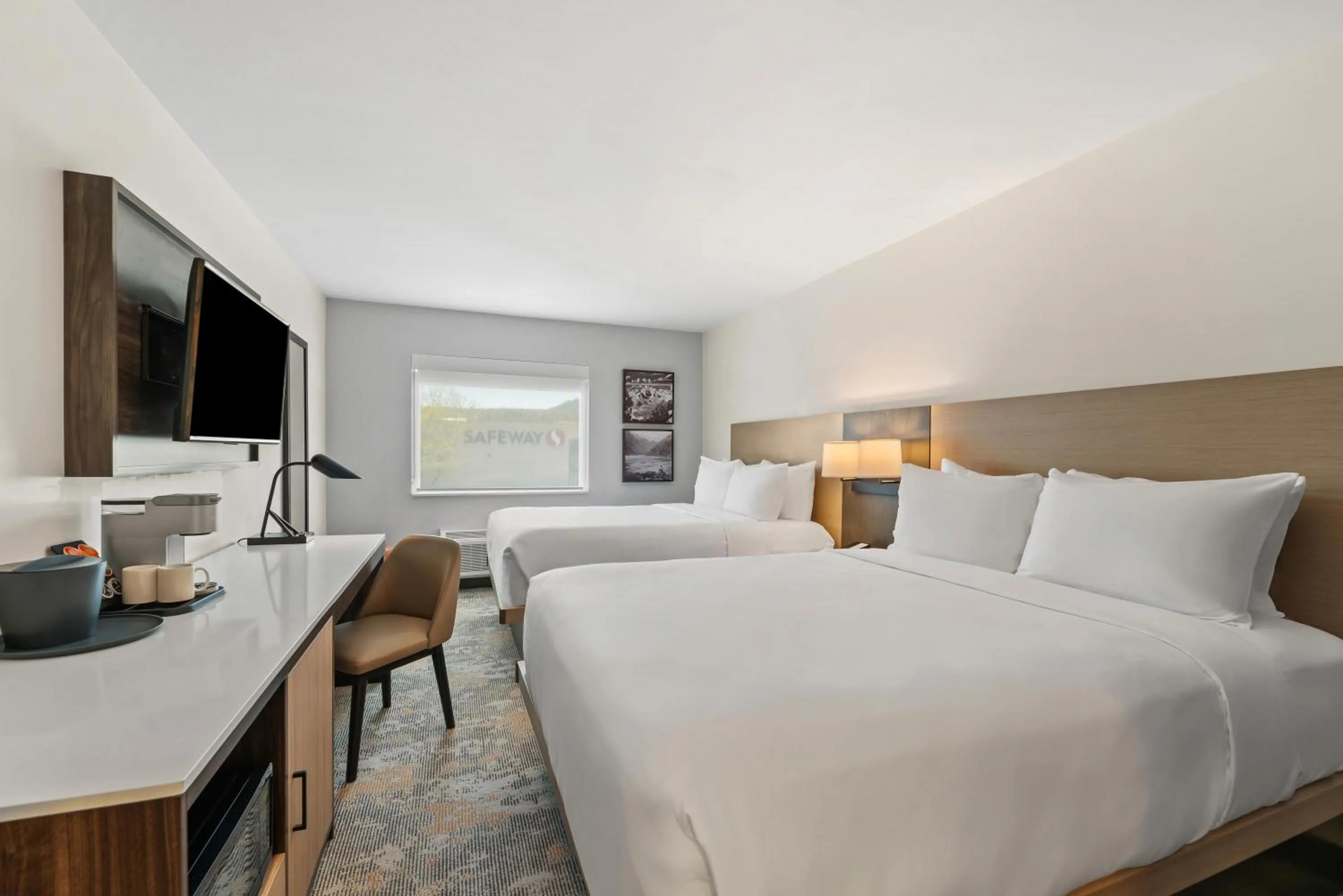 Bedroom, Bed in The Ellsworth Hotel, an Ascend Collection Hotel