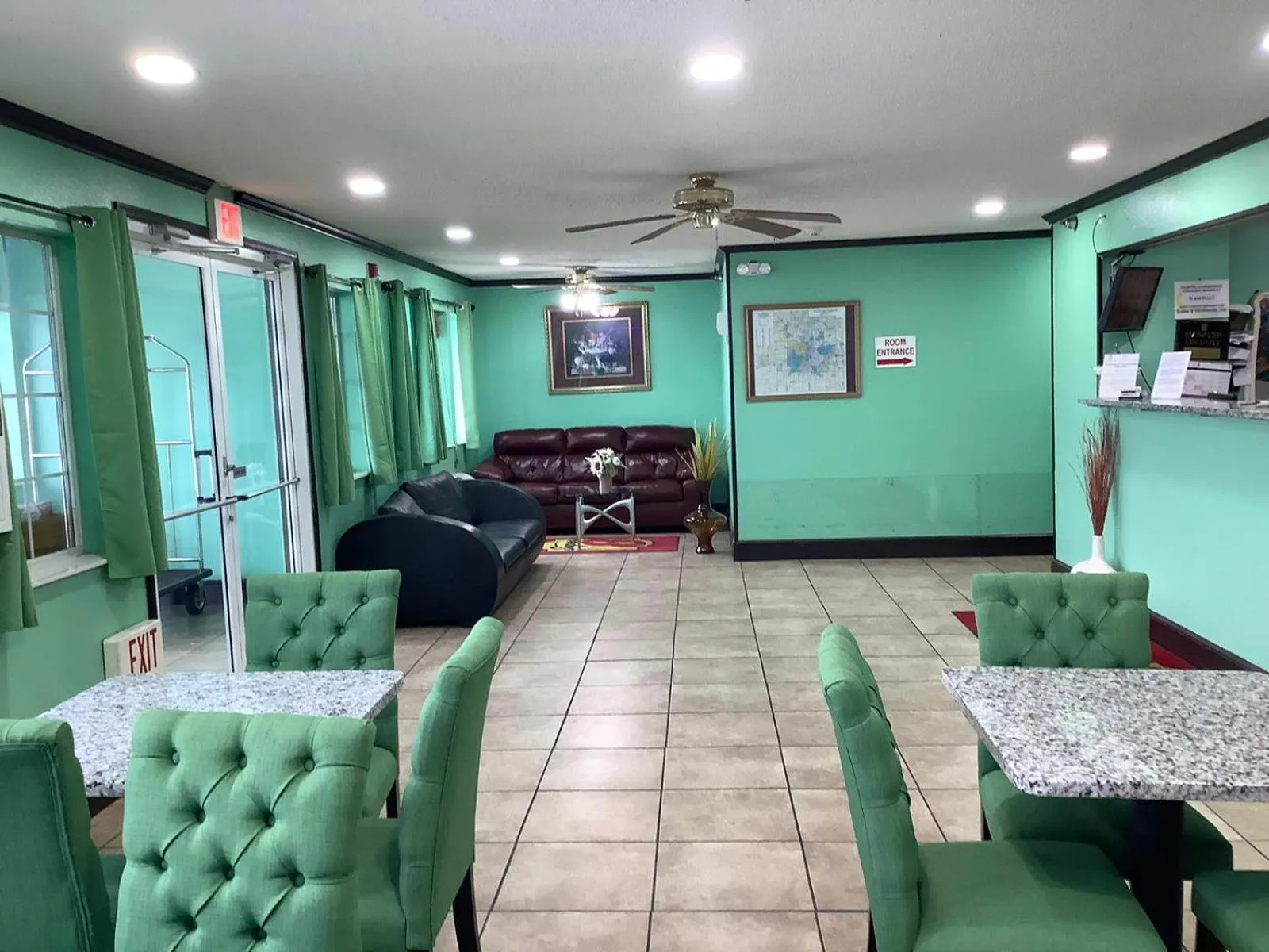 Seating area in Super 8 by Wyndham Riverside/Kansas City