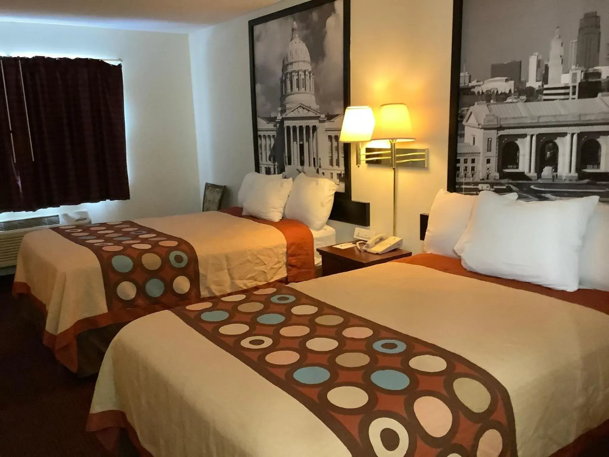 Double Room with Two Double Beds - Non-Smoking in Super 8 by Wyndham Riverside/Kansas City Double Room with Two Double Beds - Non-Smoking in Super 8 by Wyndham Riverside/Kansas City