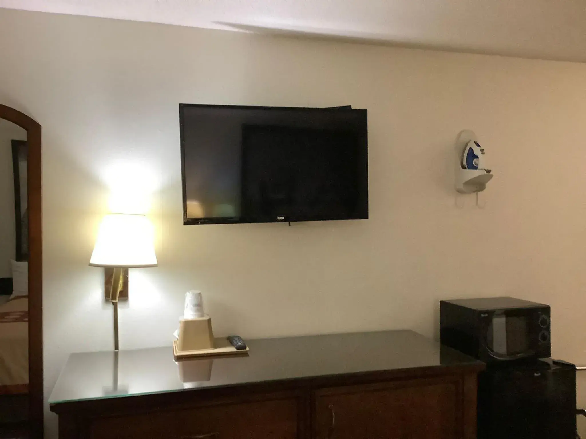 King Room - Non-Smoking in Super 8 by Wyndham Riverside/Kansas City King Room - Non-Smoking in Super 8 by Wyndham Riverside/Kansas City