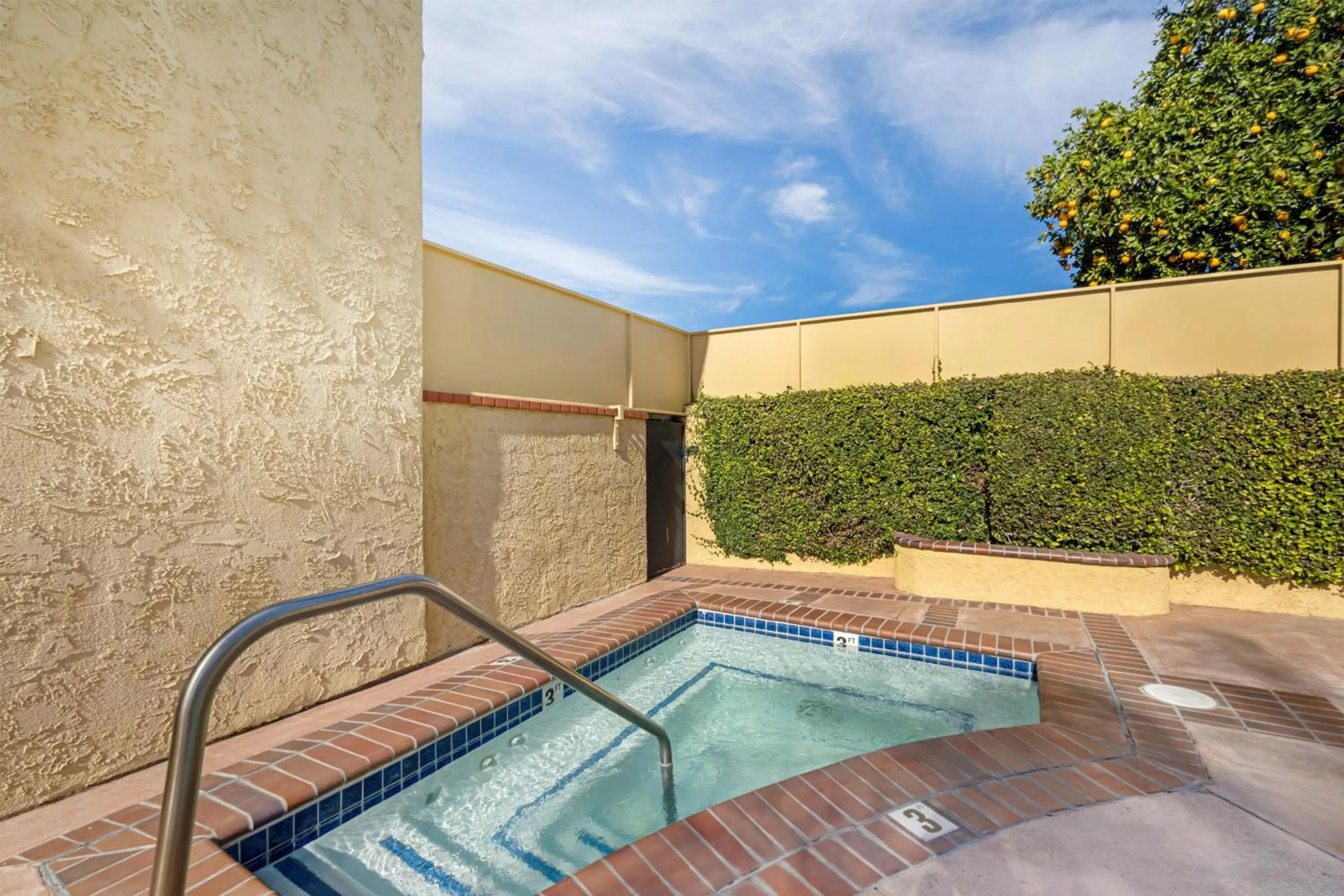 Pool view in Best Western La Posada Motel