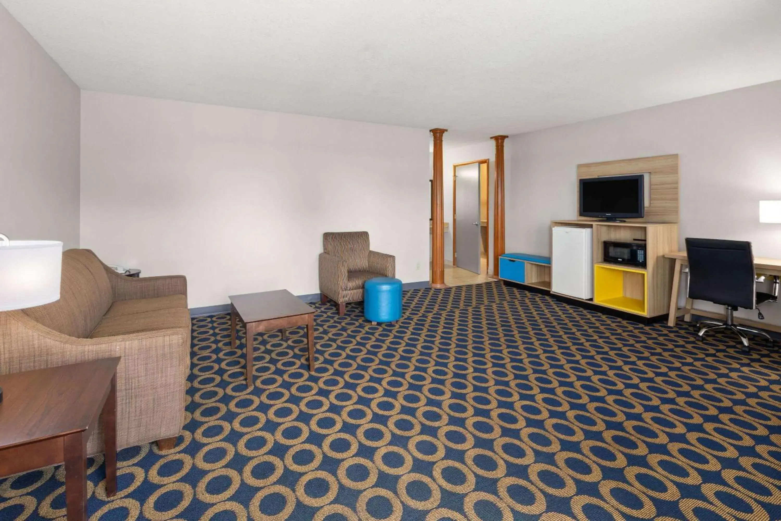 One-Bedroom King Suite - Accessible/Non-Smoking in Days Inn by Wyndham Wauseon One-Bedroom King Suite - Accessible/Non-Smoking in Days Inn by Wyndham Wauseon