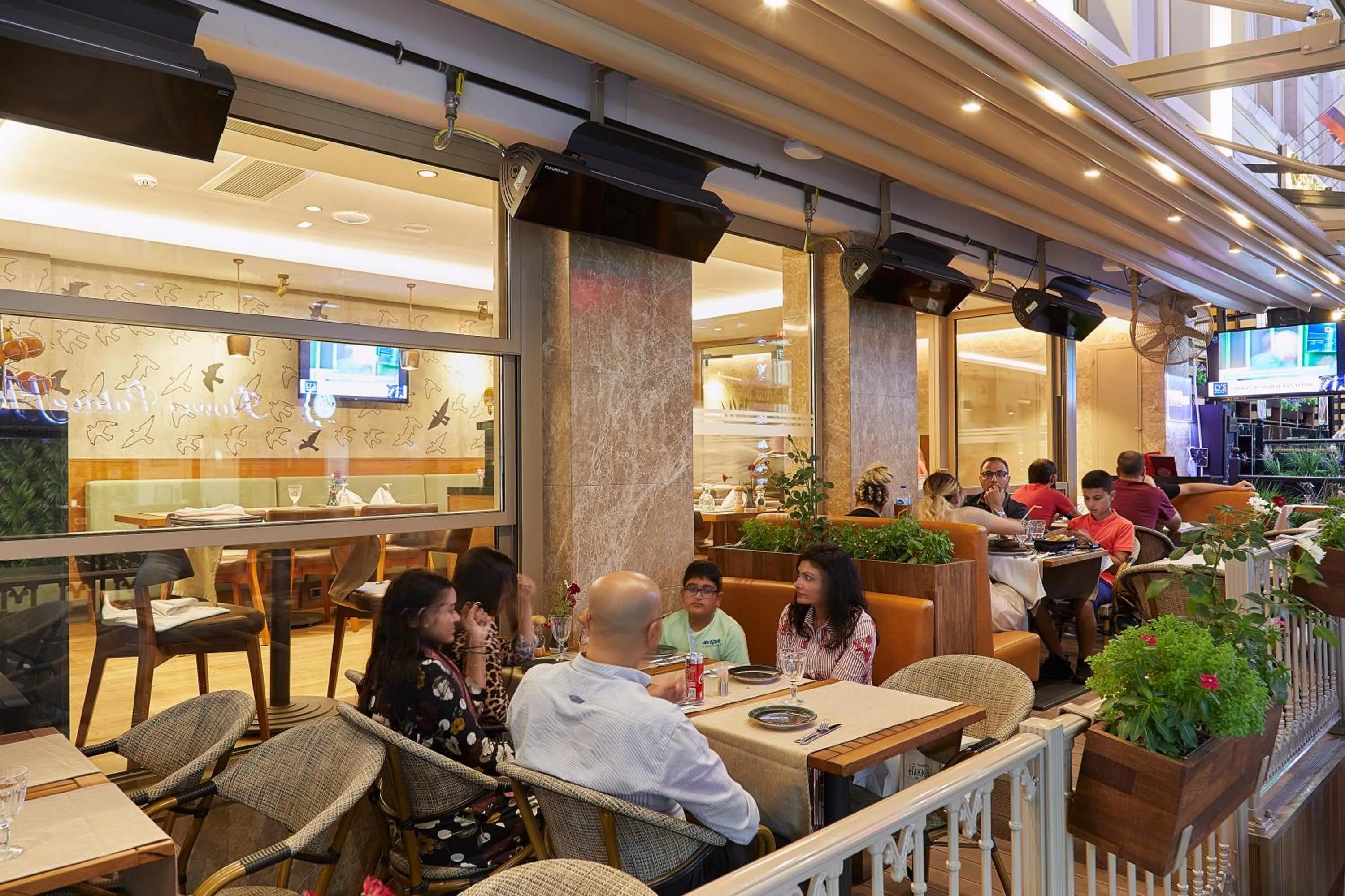 Restaurant/places to eat in Levni Plus Hotel