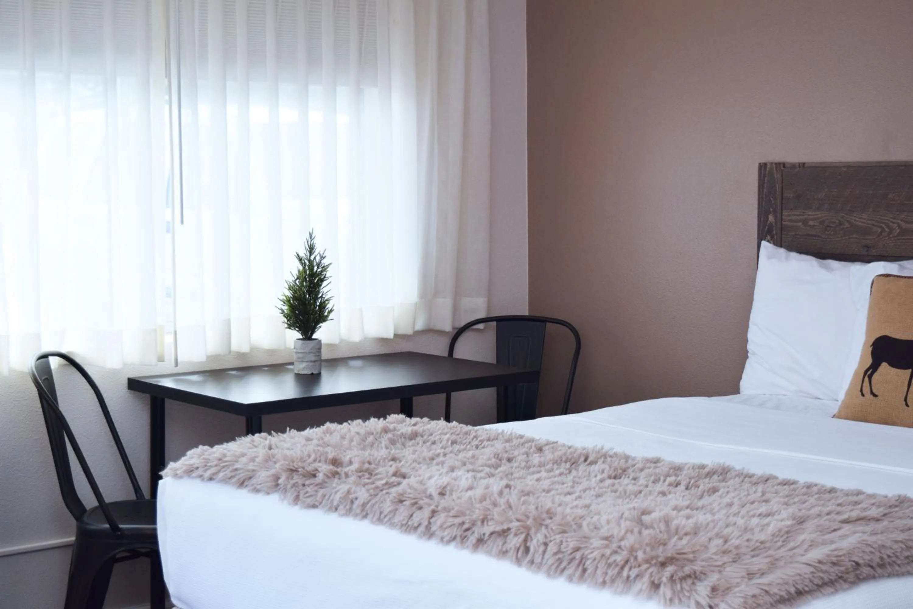 Photo of the whole room, Bed in Alpine Trail Ridge Inn