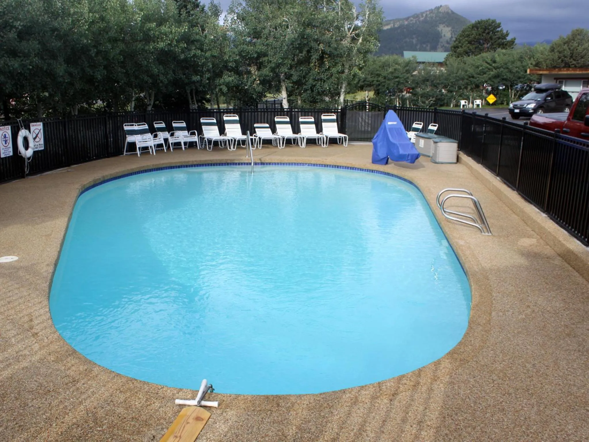 Swimming pool in Alpine Trail Ridge Inn