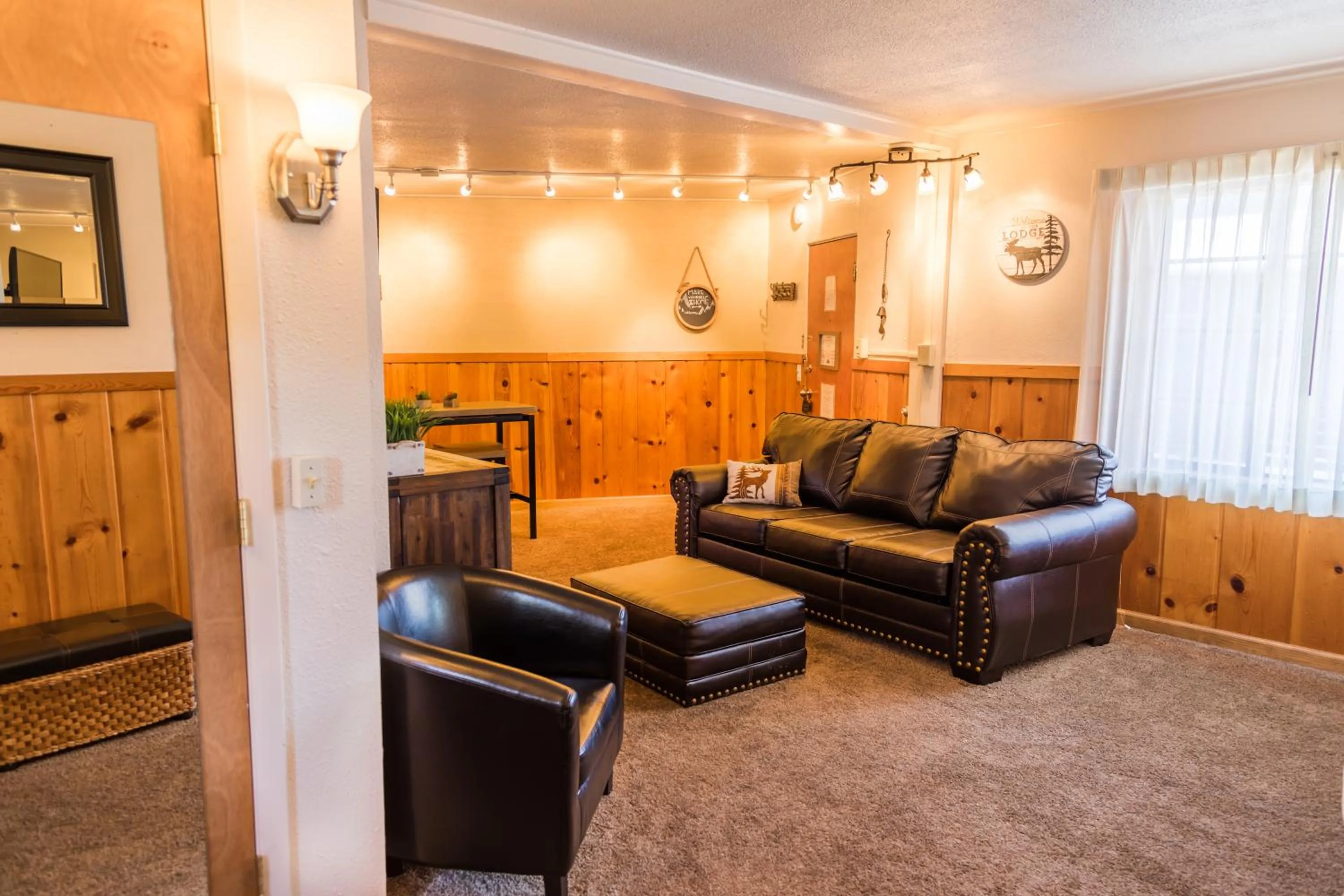 Bed in Alpine Trail Ridge Inn