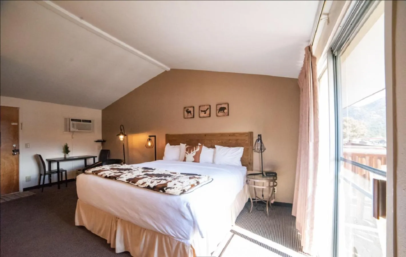 Bedroom, Bed in Alpine Trail Ridge Inn