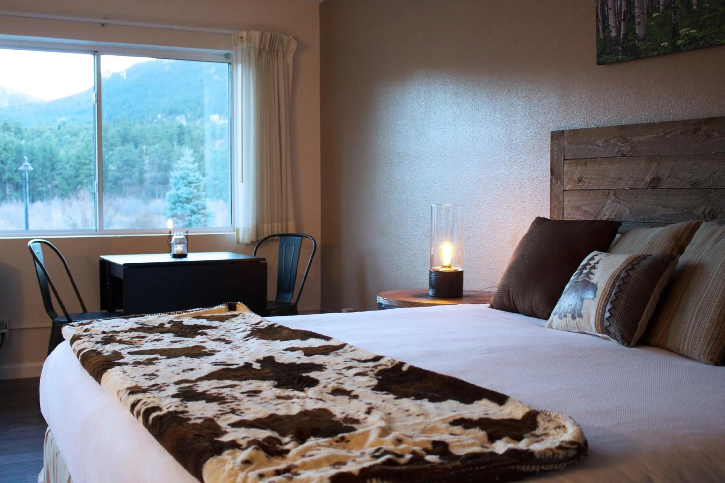 Photo of the whole room, Bed in Alpine Trail Ridge Inn