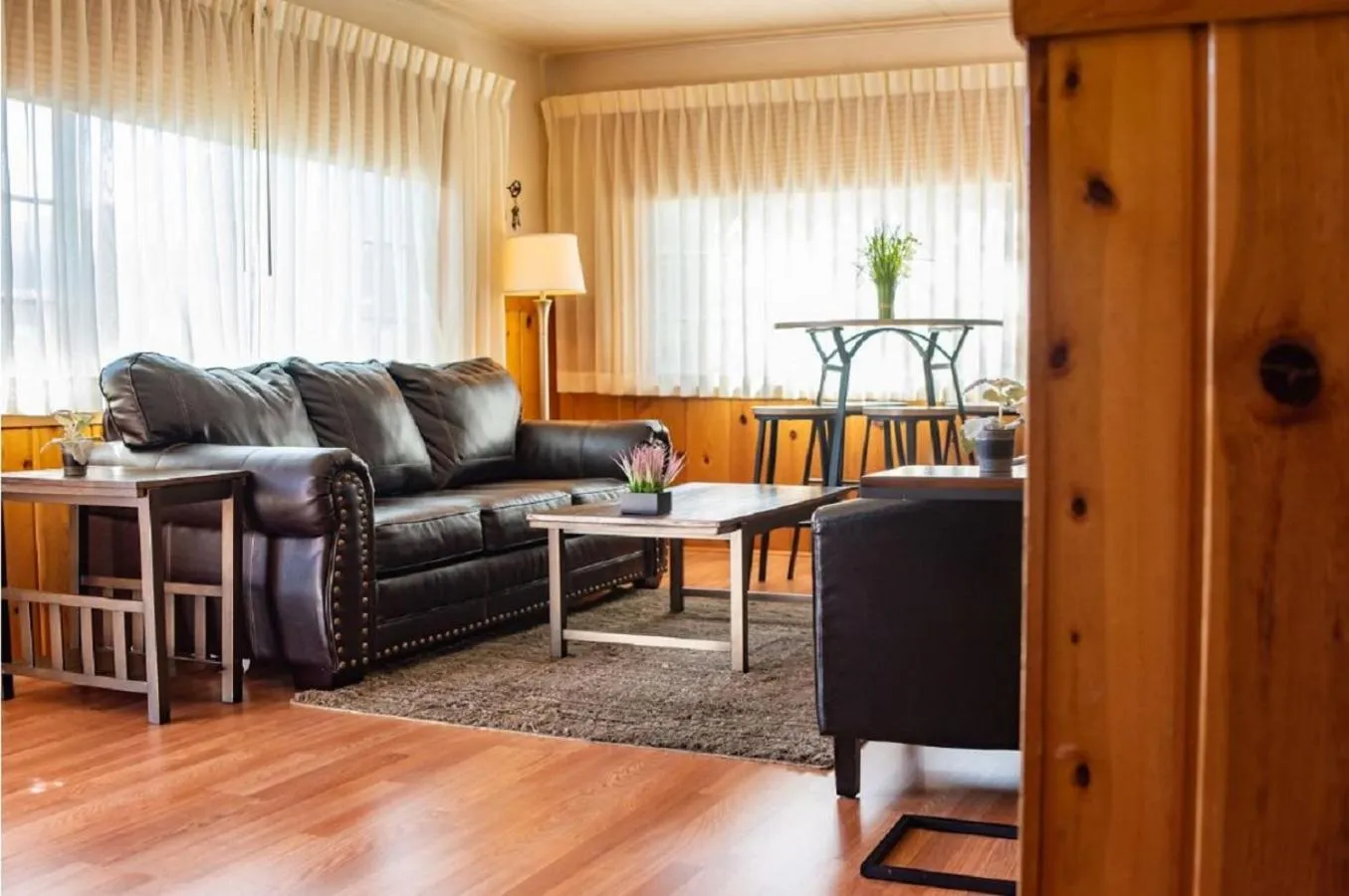 Living room in Alpine Trail Ridge Inn