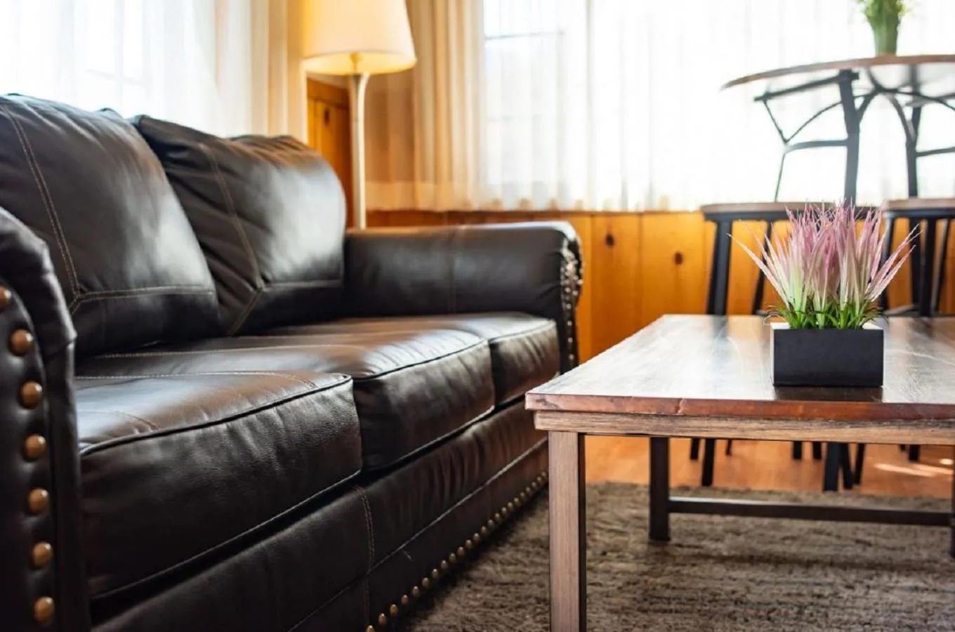 Living room in Alpine Trail Ridge Inn