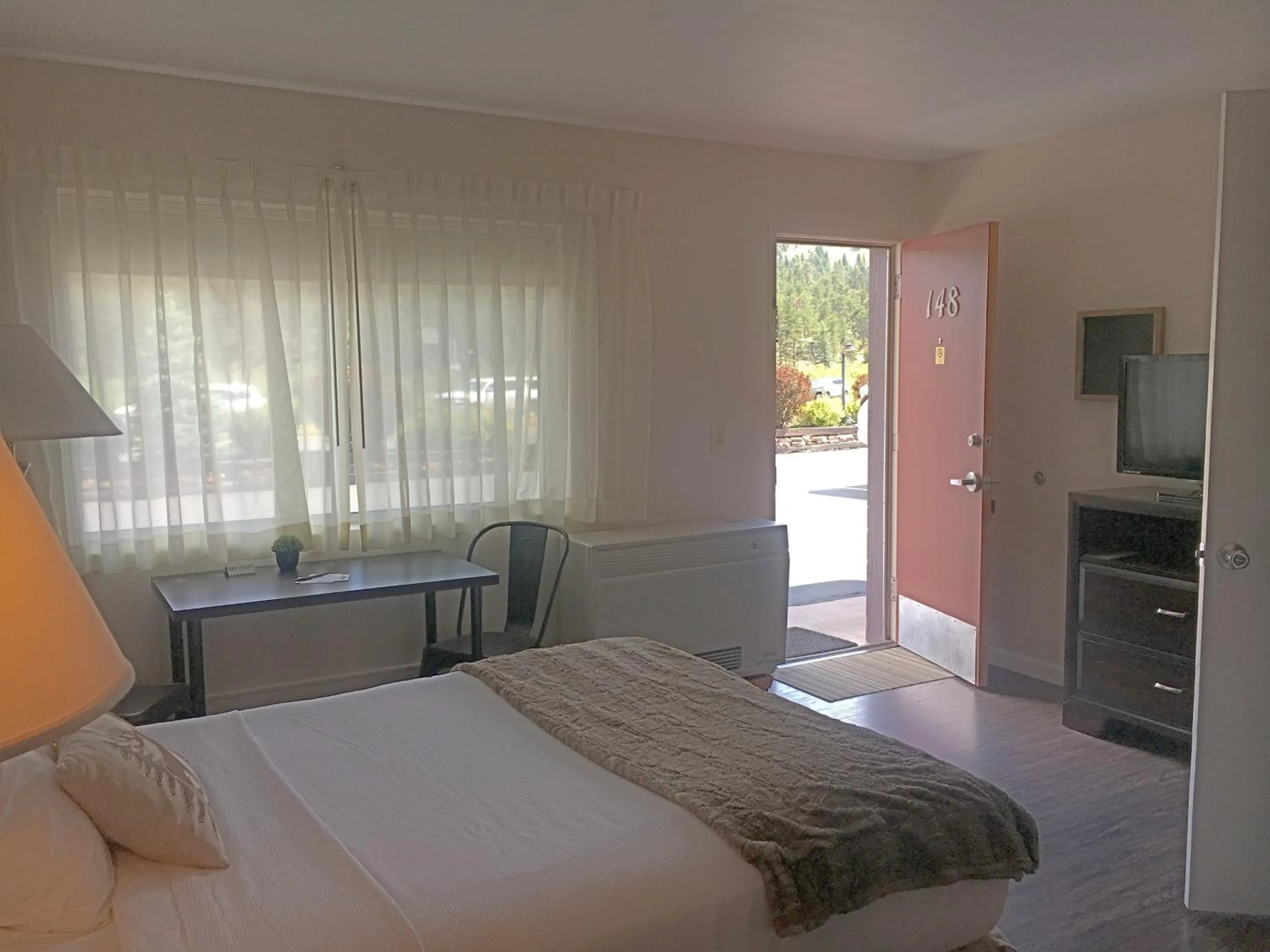 Bed in Alpine Trail Ridge Inn