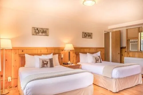 Bed in Alpine Trail Ridge Inn