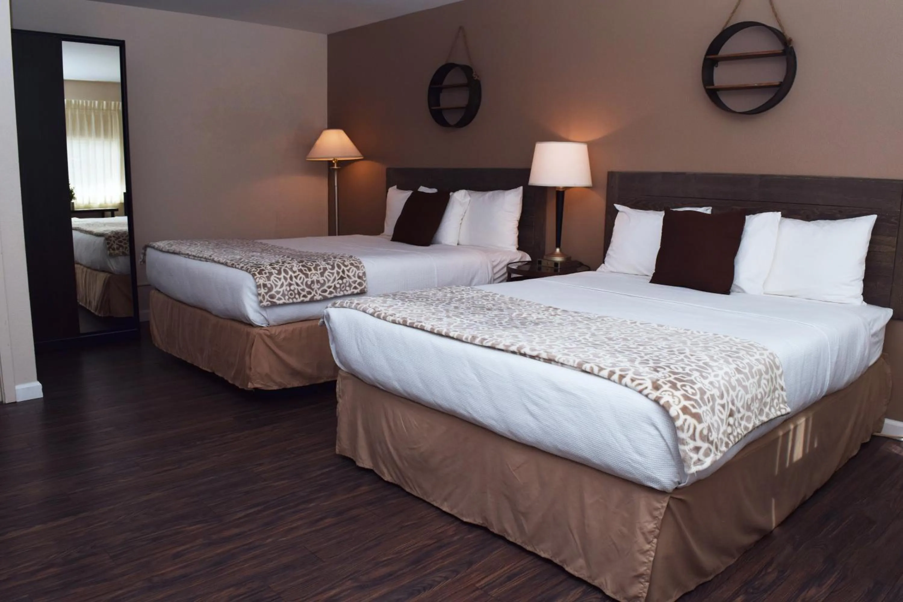 Bed in Alpine Trail Ridge Inn