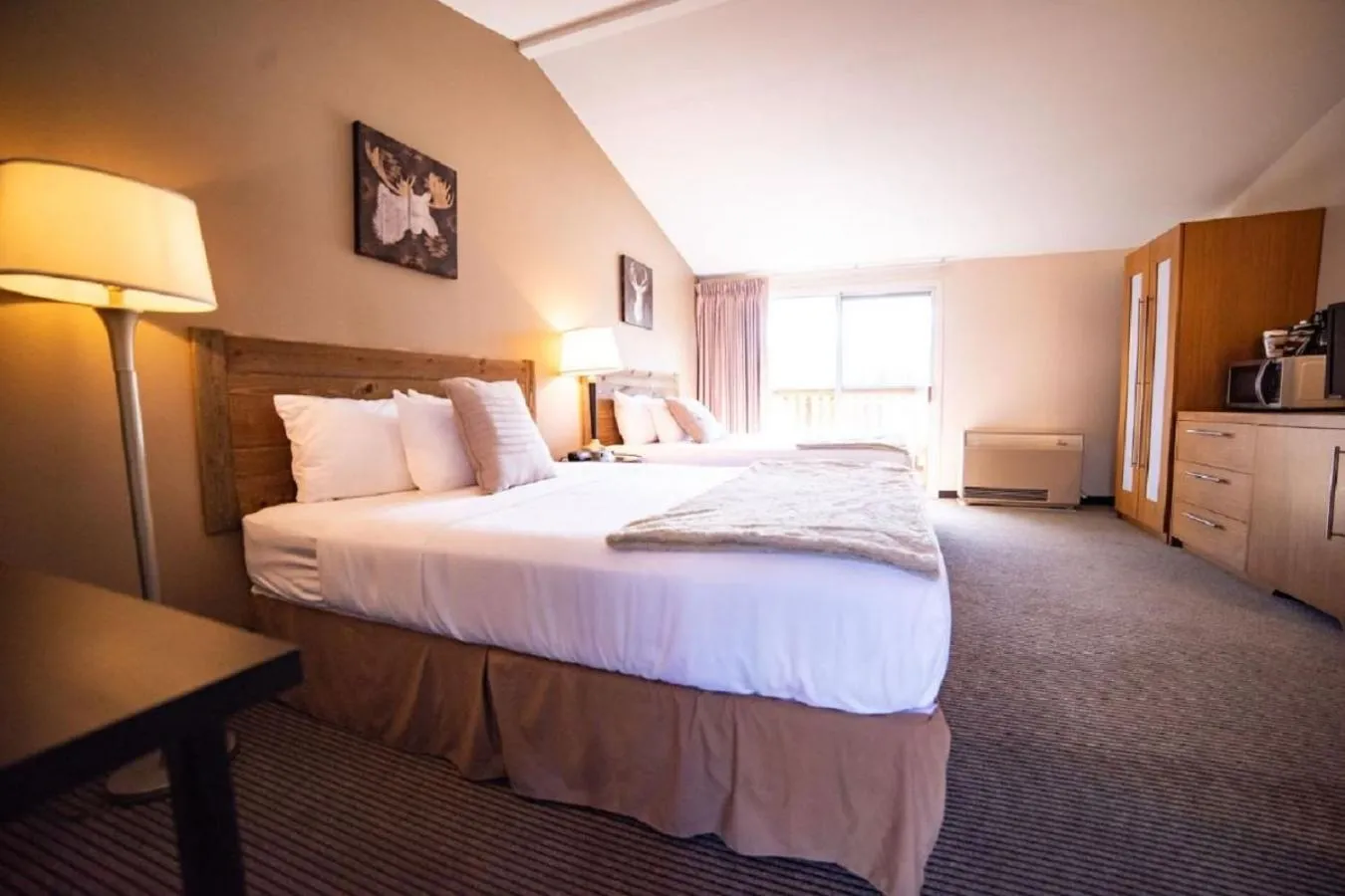 Bed in Alpine Trail Ridge Inn