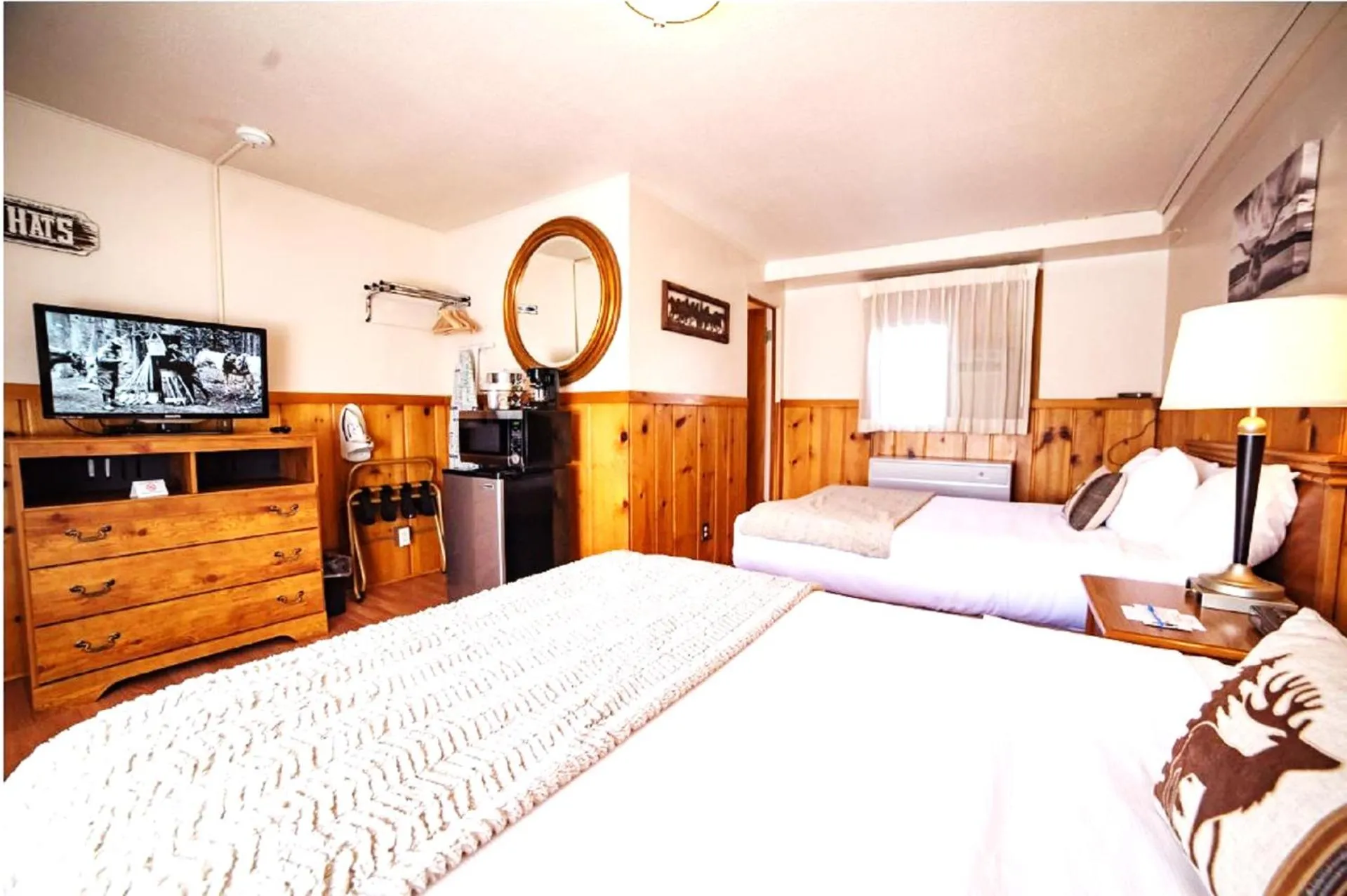 Photo of the whole room, Bed in Alpine Trail Ridge Inn