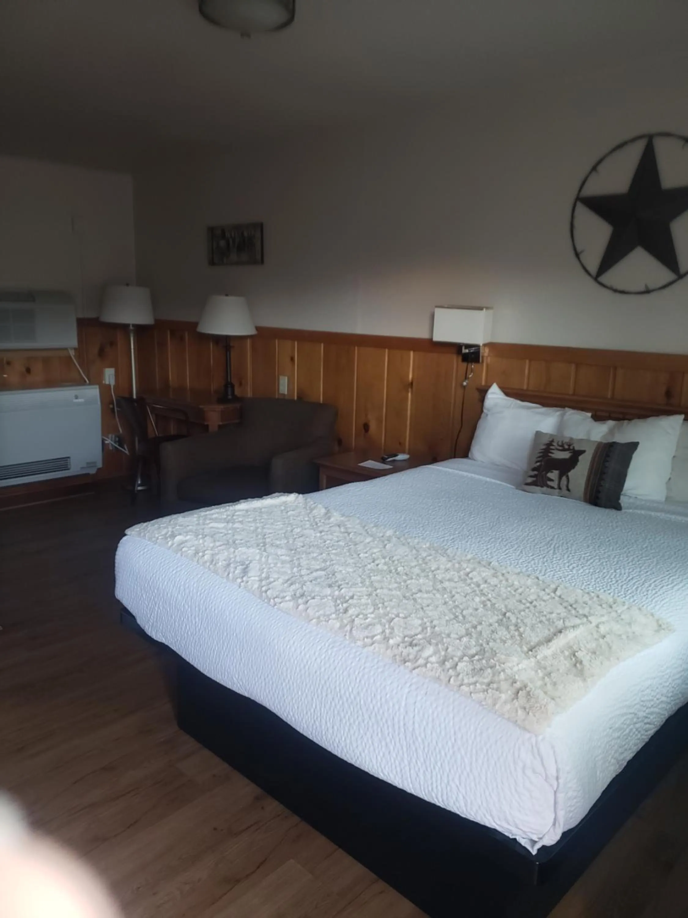 Bed in Alpine Trail Ridge Inn