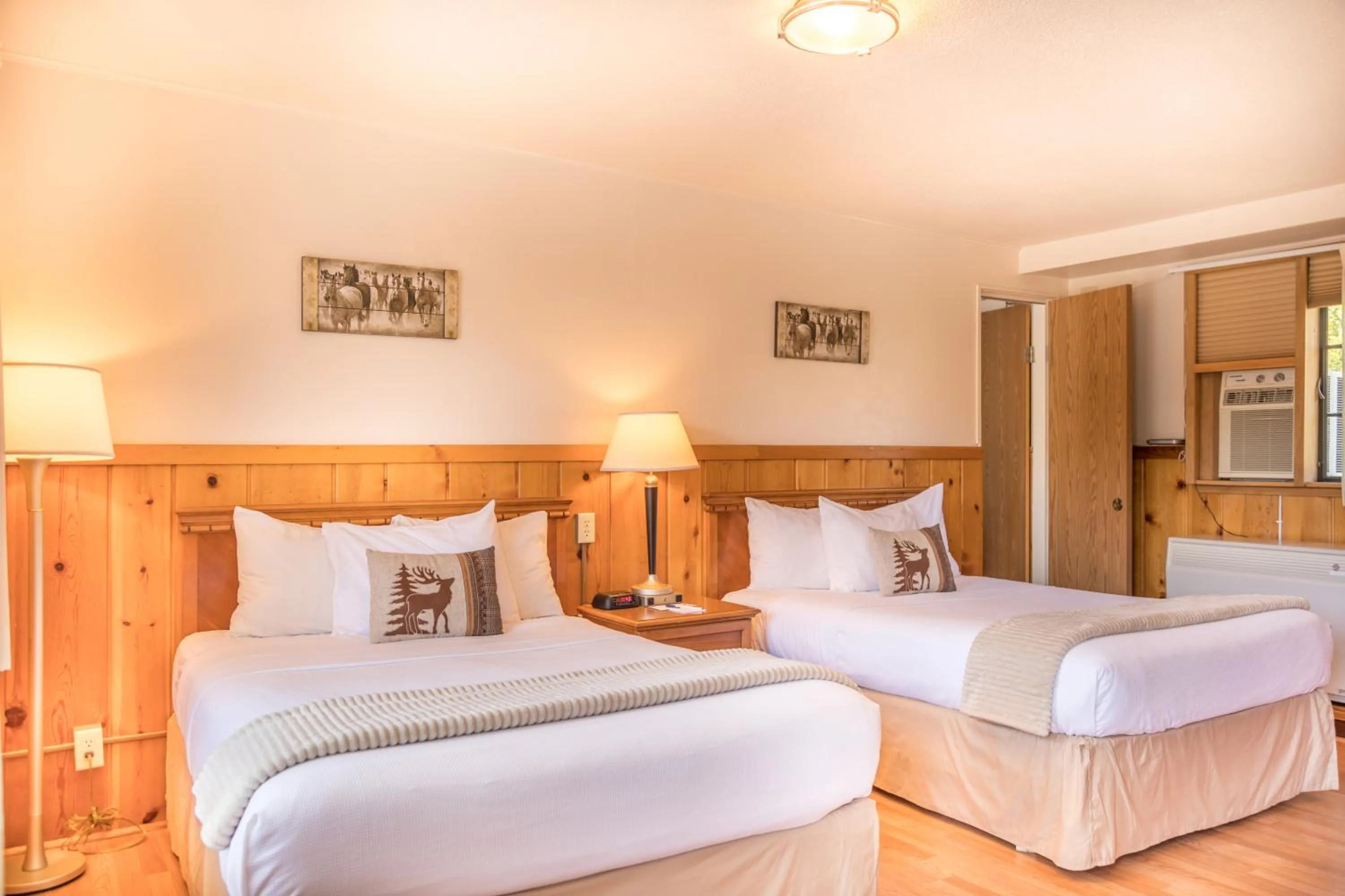 Bed in Alpine Trail Ridge Inn