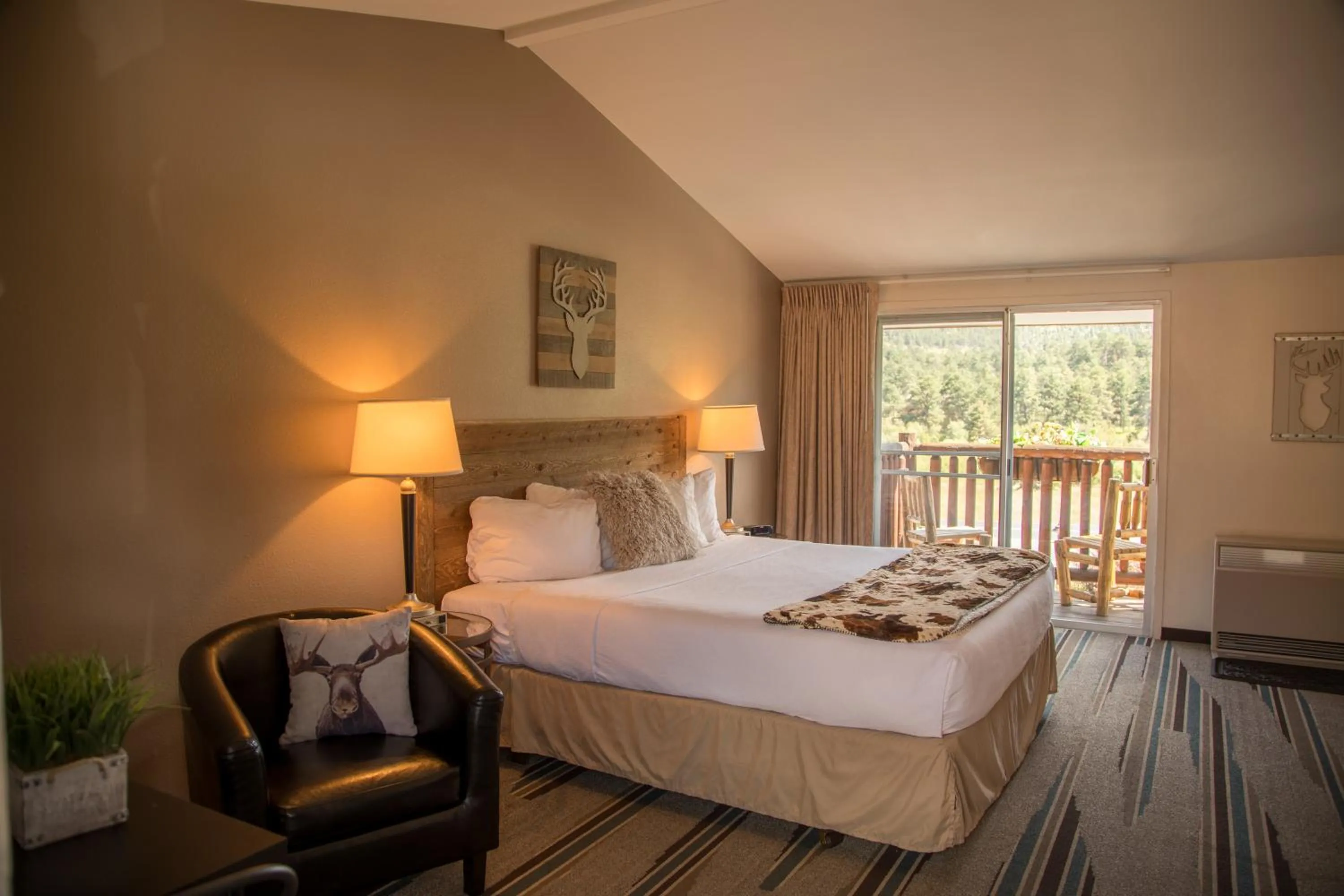 Balcony/Terrace, Bed in Alpine Trail Ridge Inn