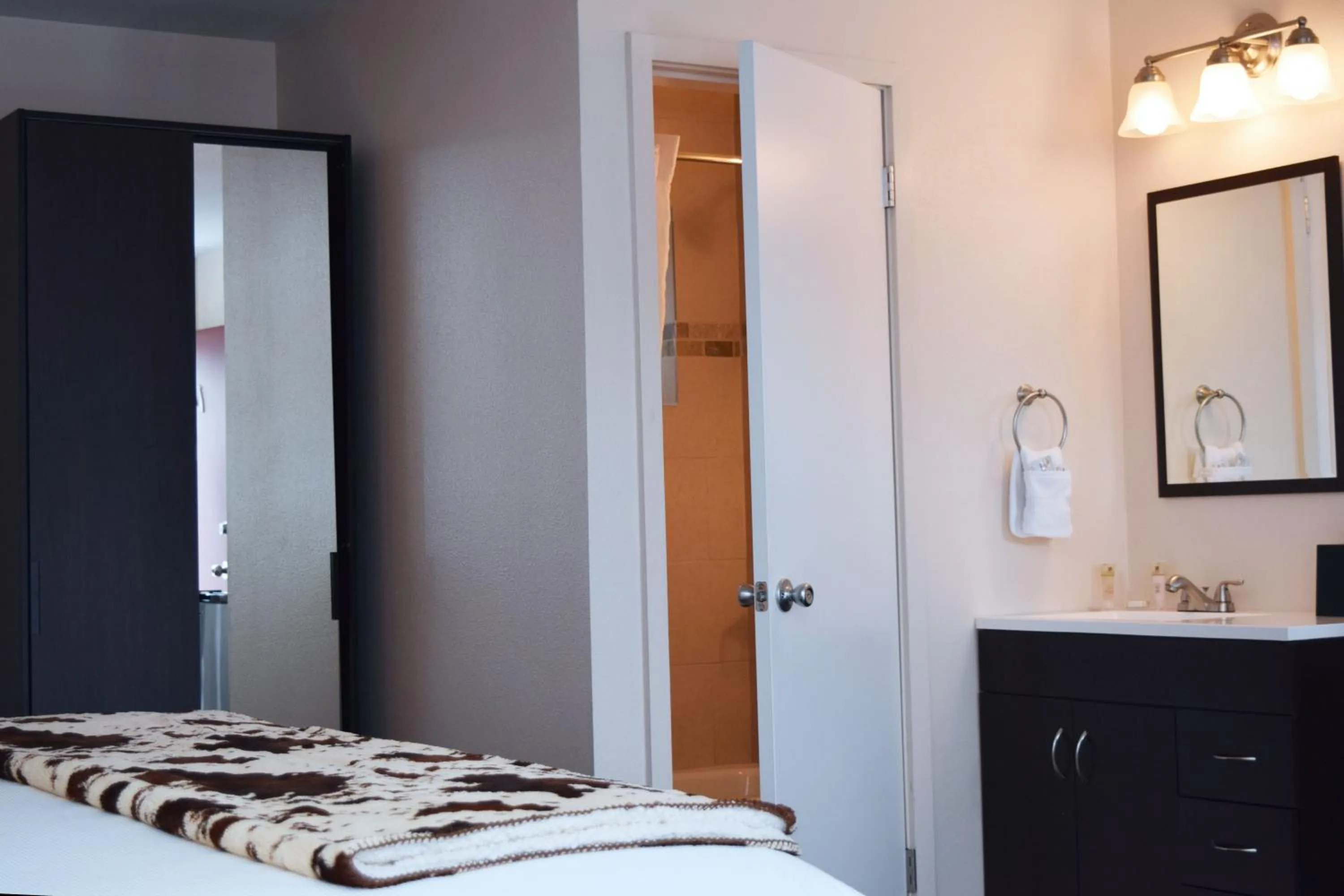 Bed in Alpine Trail Ridge Inn