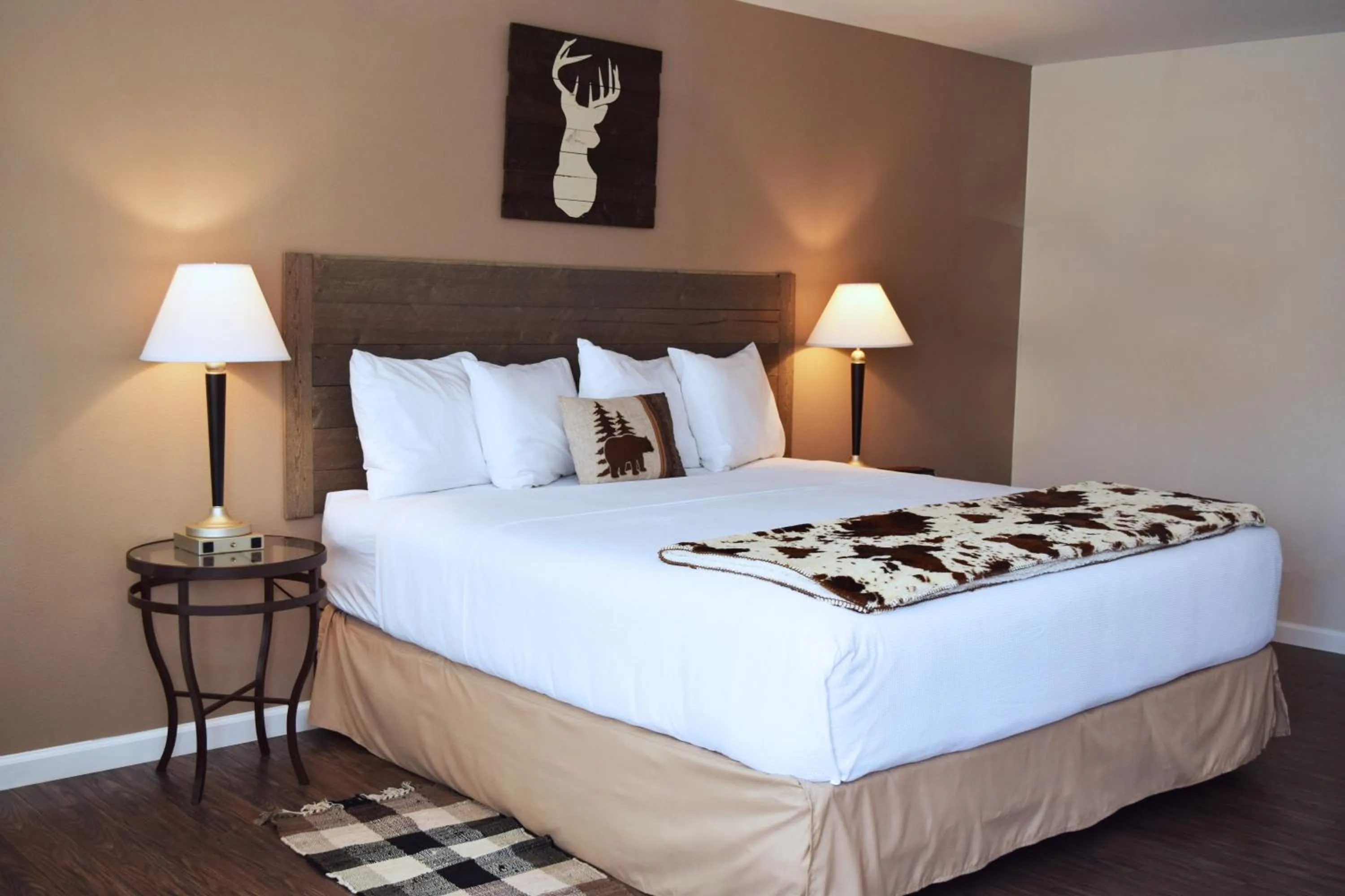 Bed in Alpine Trail Ridge Inn