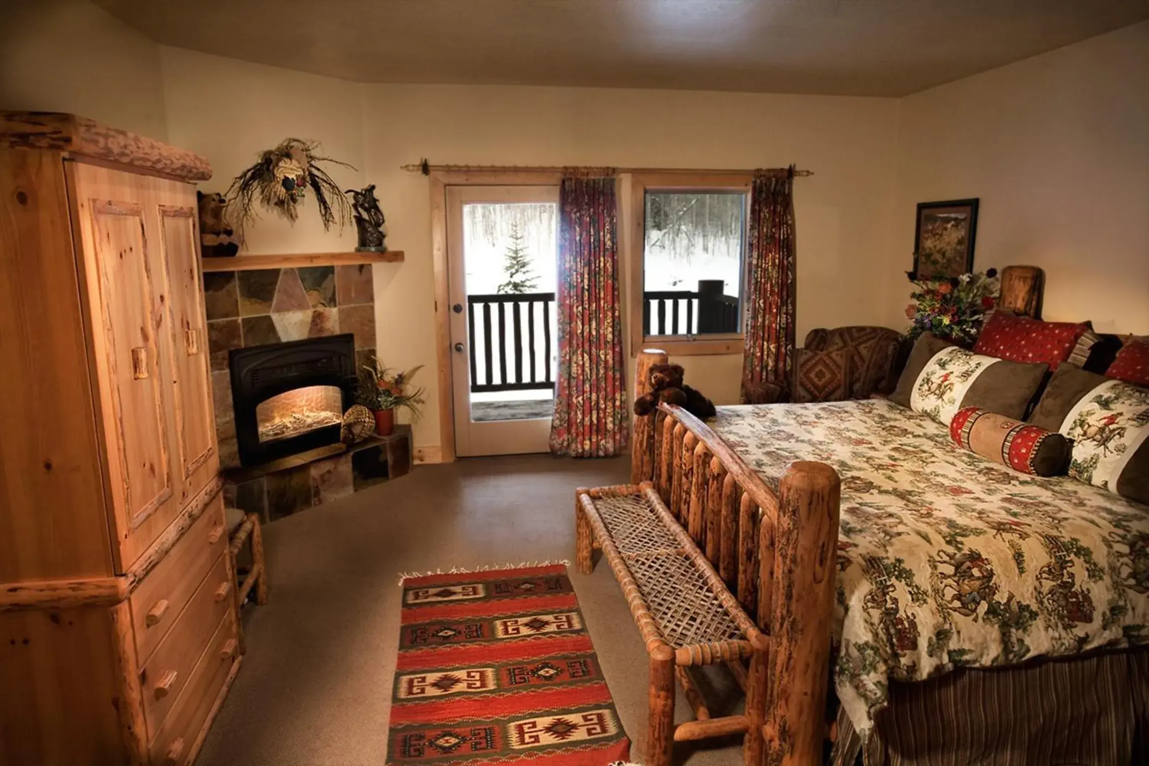 Deluxe King Room in Daniels Summit Lodge Deluxe King Room in Daniels Summit Lodge