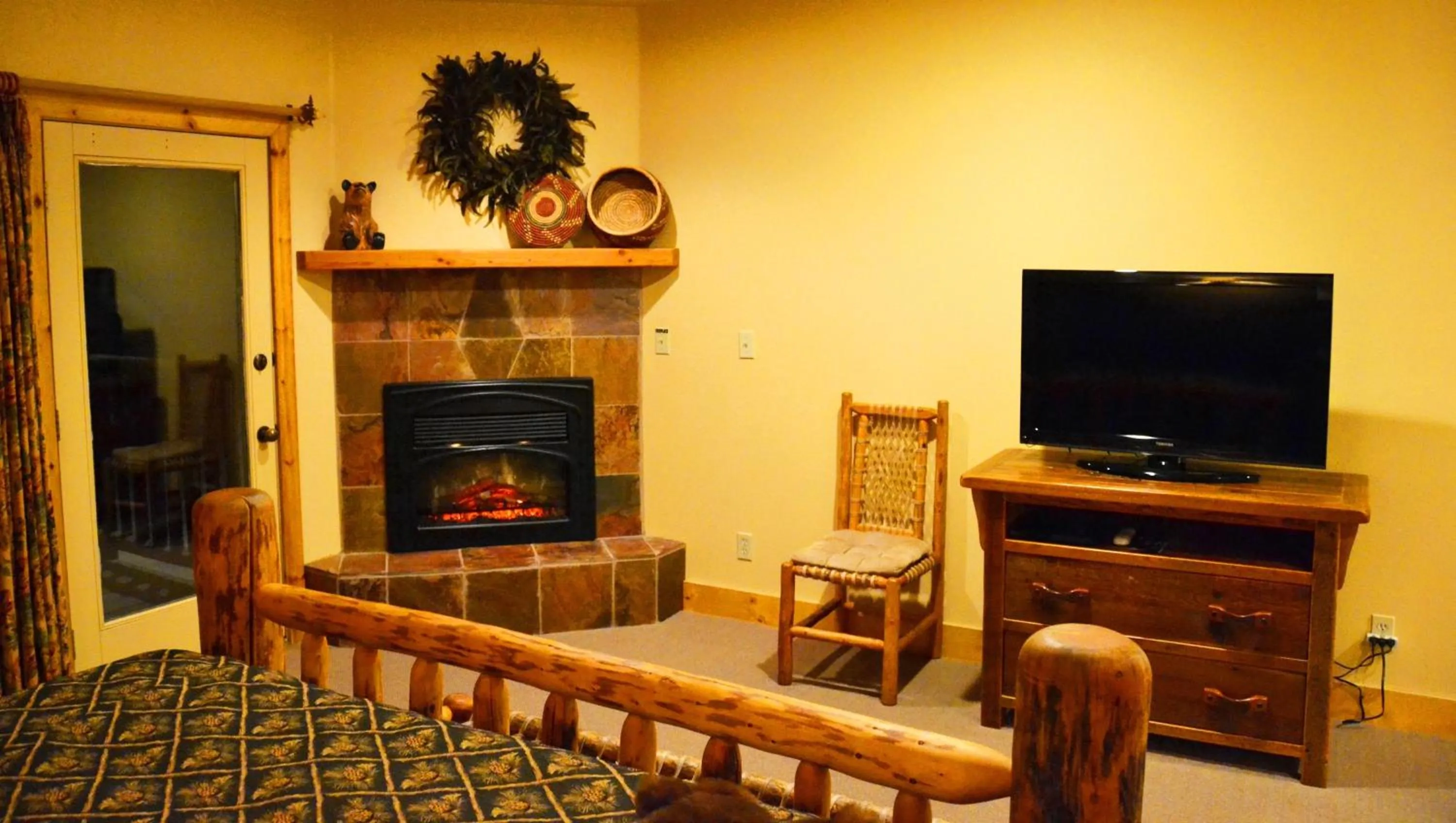 Photo of the whole room in Daniels Summit Lodge
