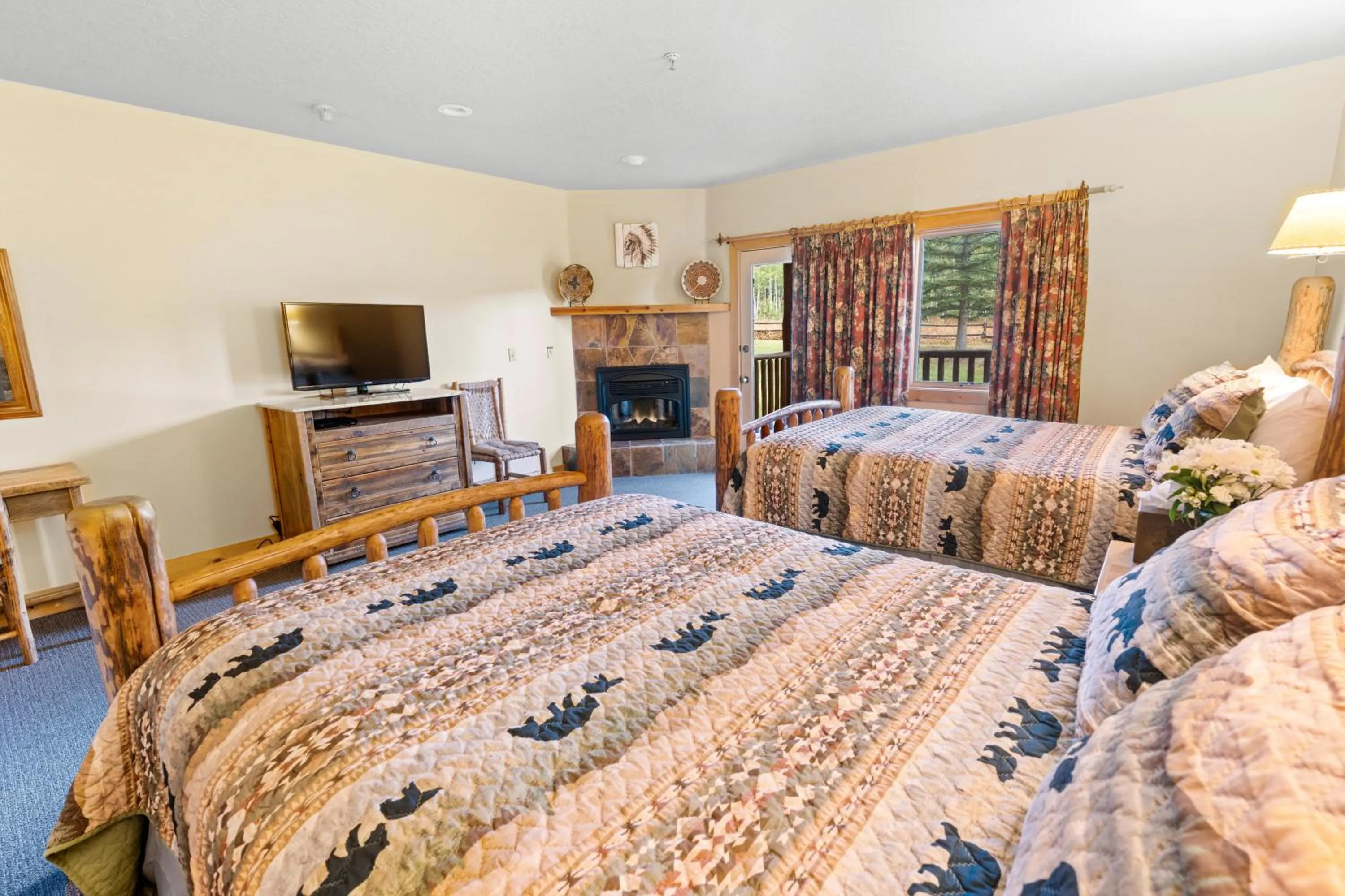 Bedroom, Bed in Daniels Summit Lodge