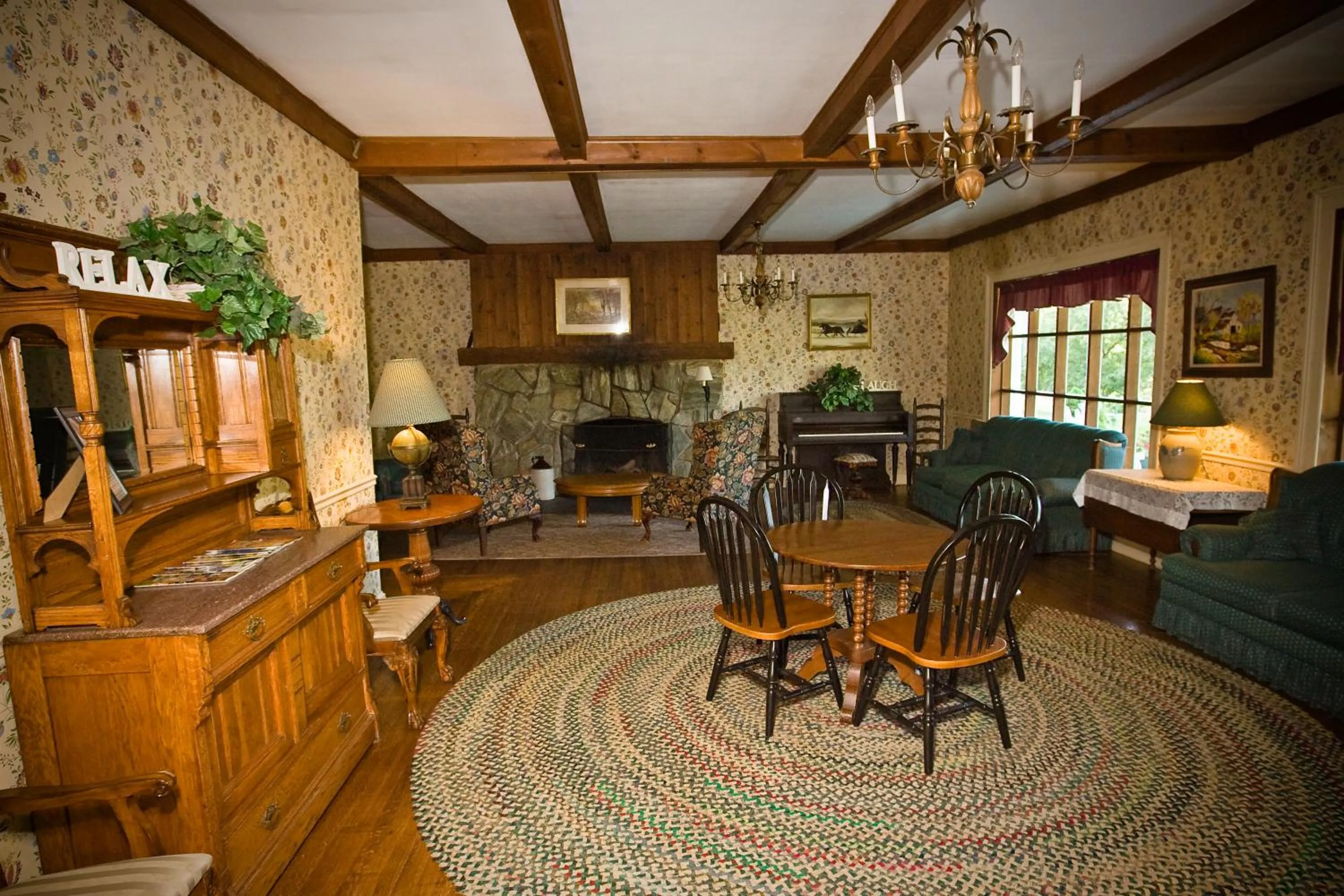 Communal lounge/ TV room in Winter Clove Family Inn